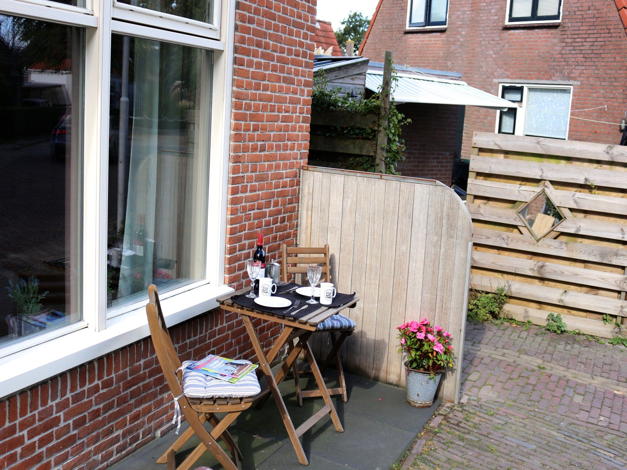 Het terras van B en B It Huuske in Easterlittens