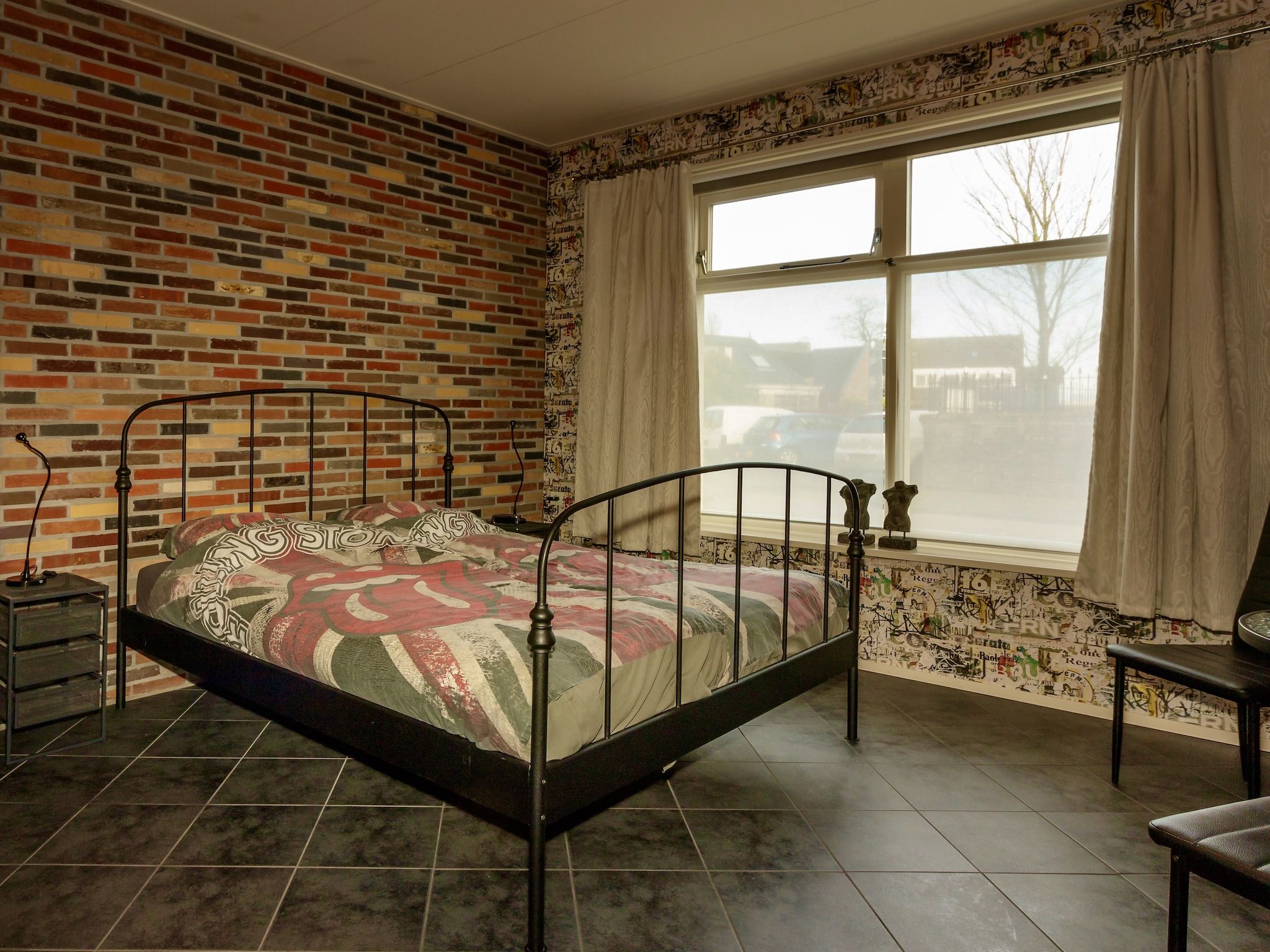 Een slaapkamer van B en B It Huuske in Easterlittens