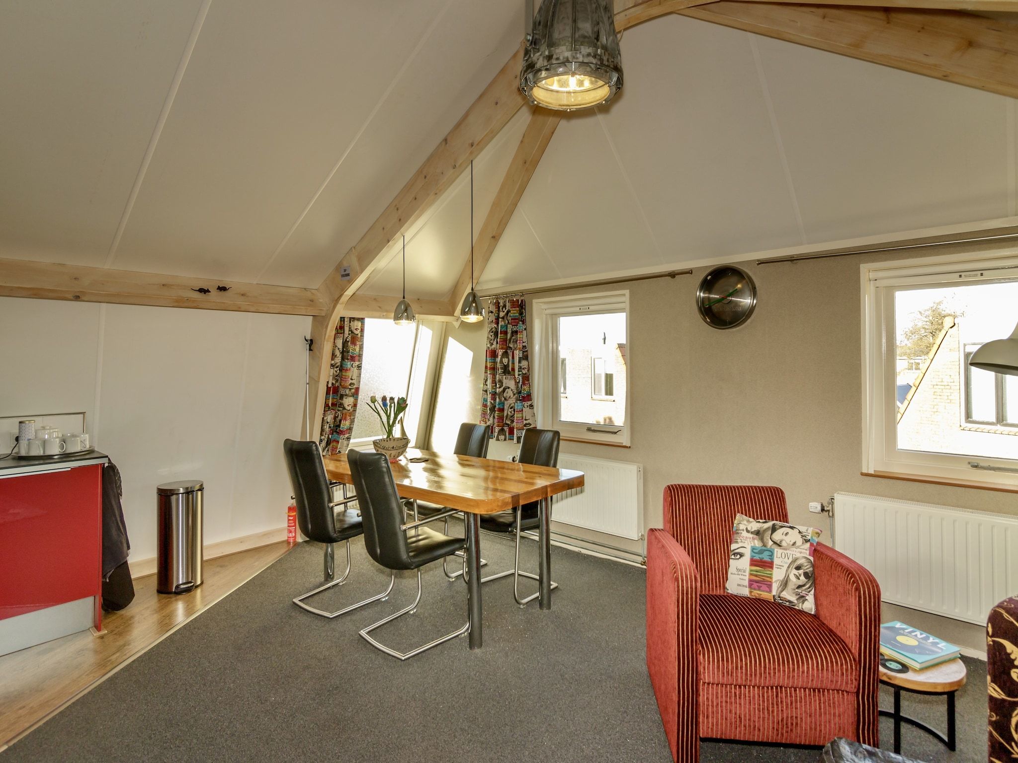 De eetkamer van B en B It Huuske in Easterlittens