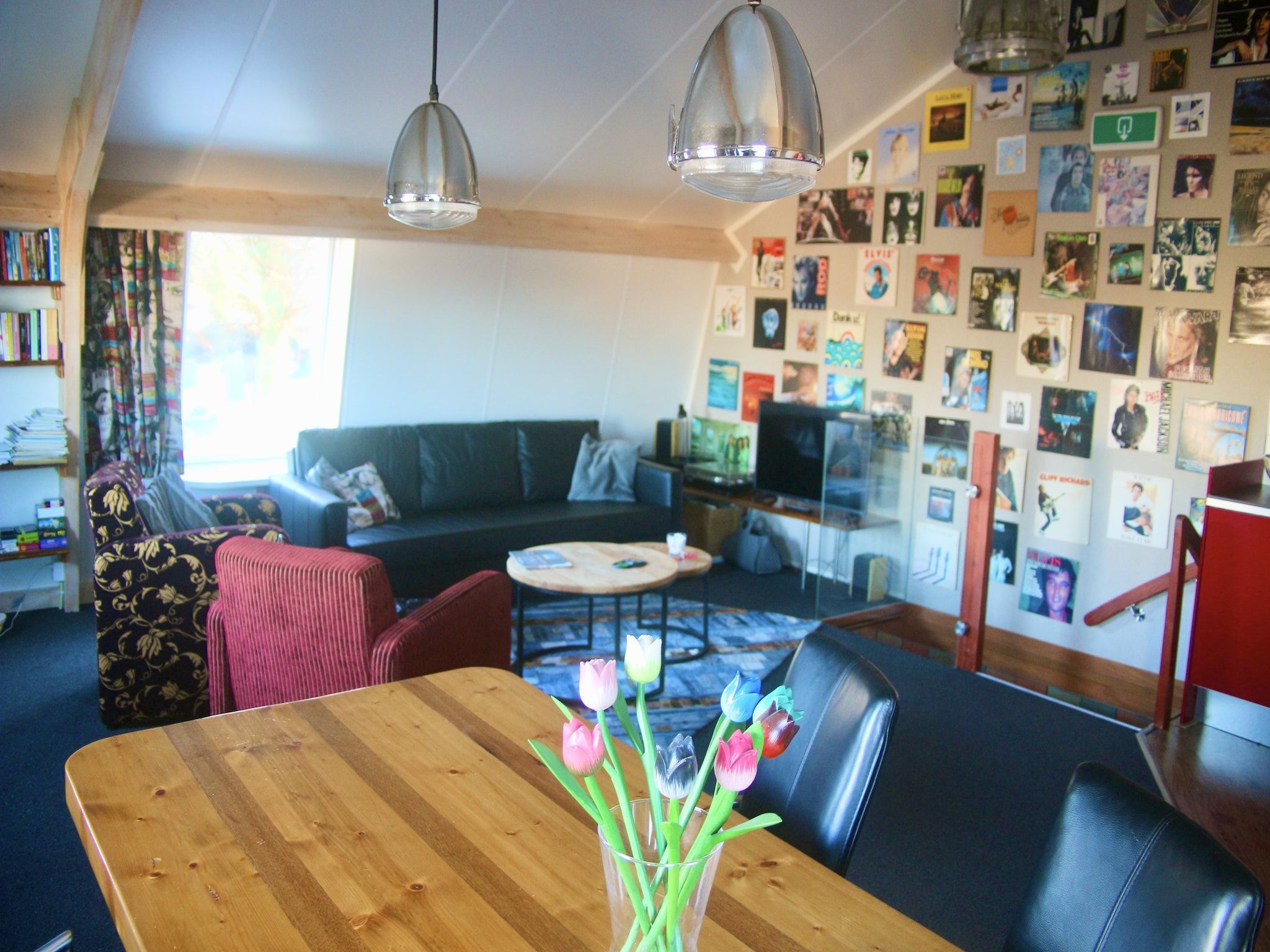 De woonkamer van B en B It Huuske in Easterlittens