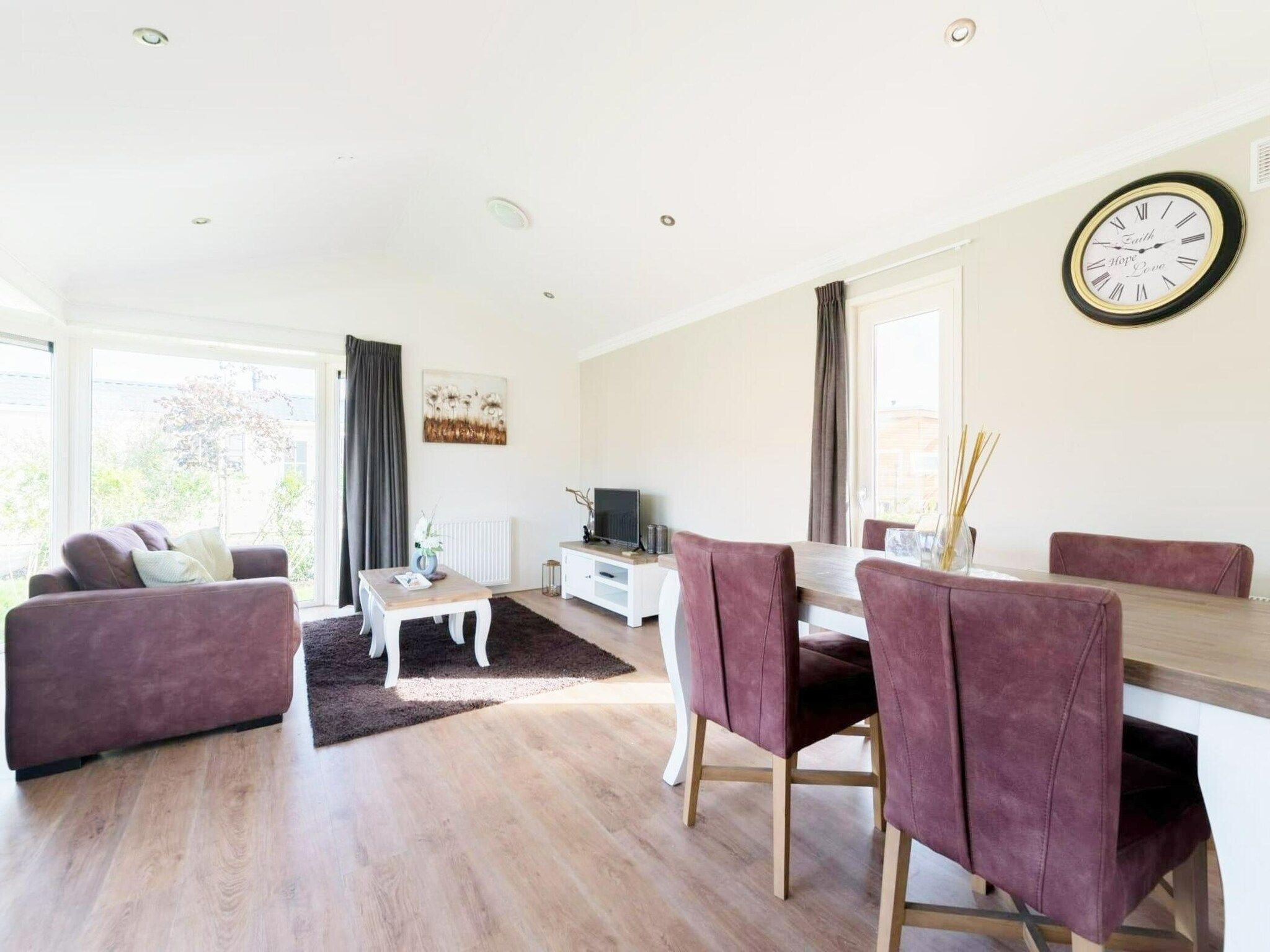 De eetkamer van De Edammer  6 personen in West-Graftdijk