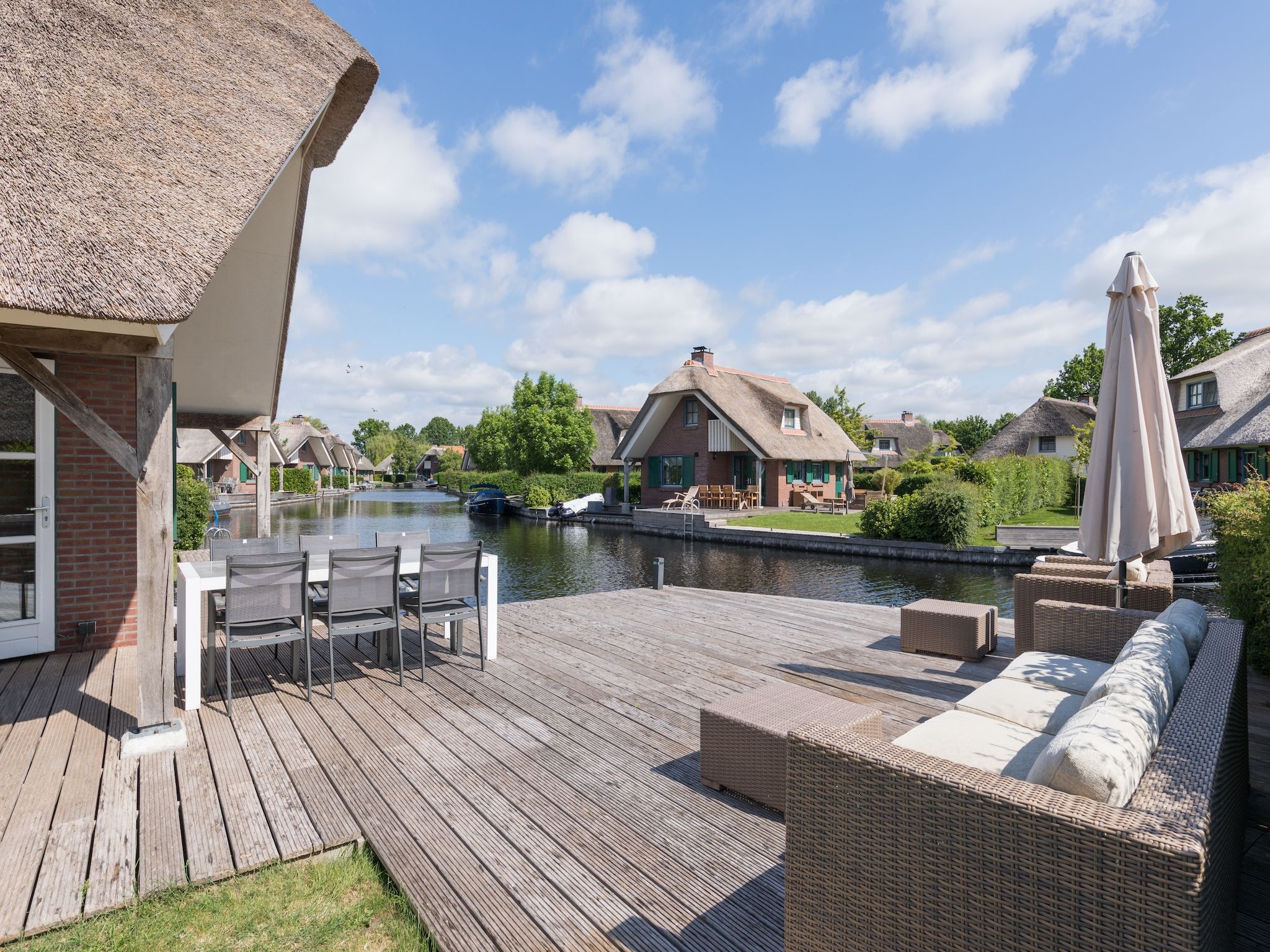 Het terras van Waterpark Belterwiede 2 in Wanneperveen