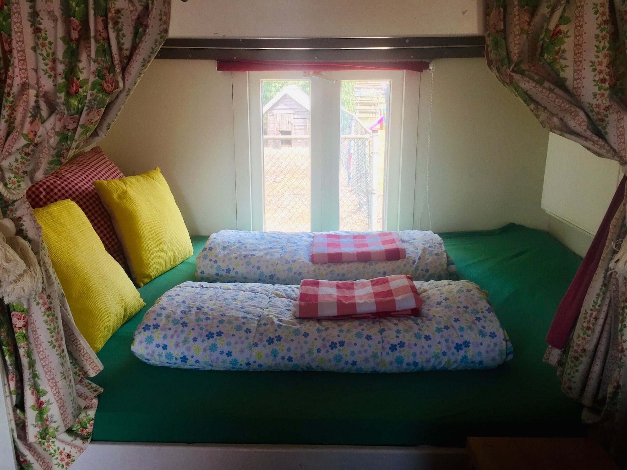 Een slaapkamer van Pipowagen de Weideblick in Bergen op Zoom