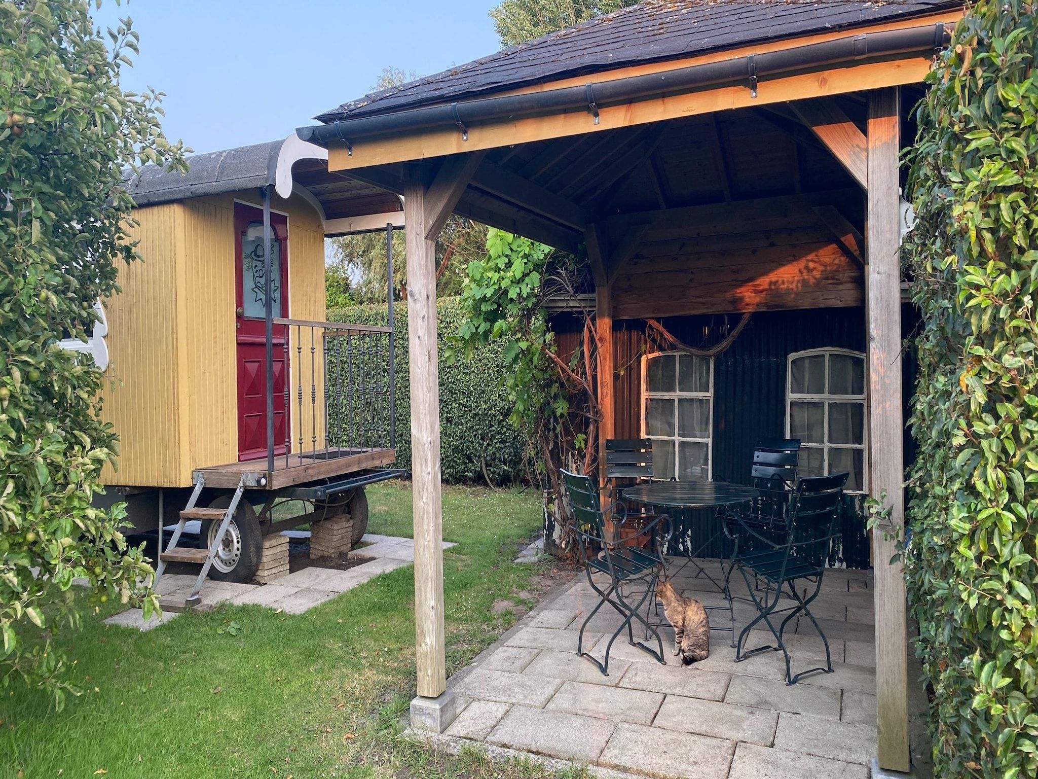 Het terras van Pipowagen de Weideblick in Bergen op Zoom