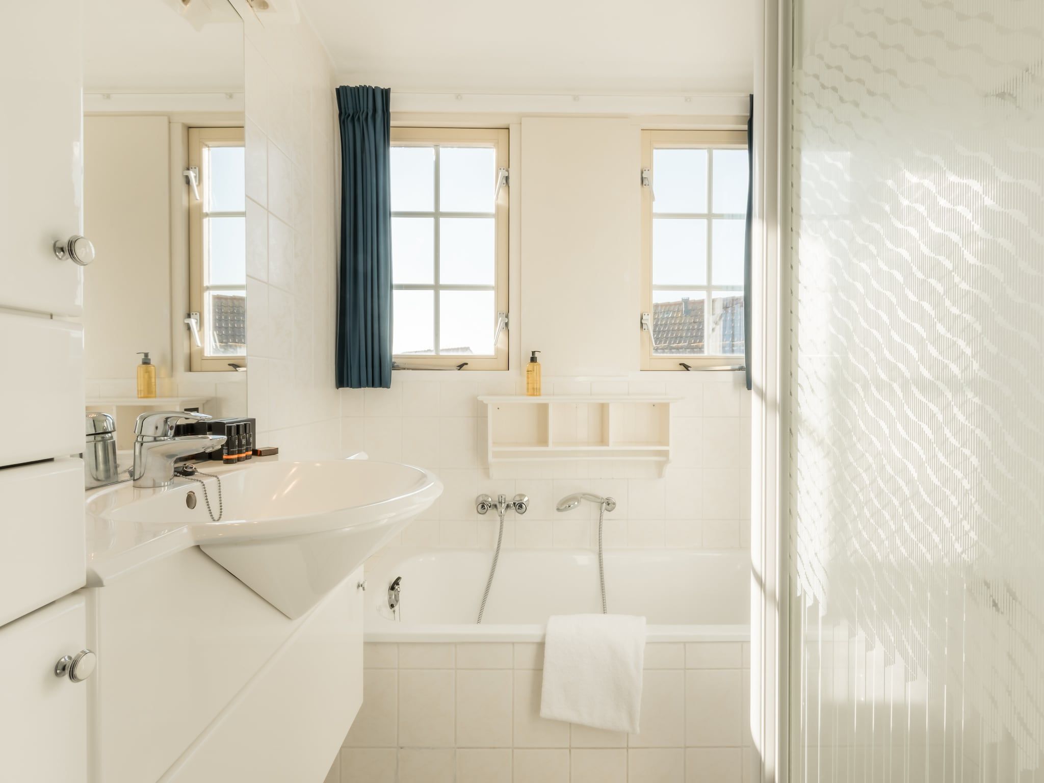 De badkamer van Buitenhof Domburg 10 in Domburg