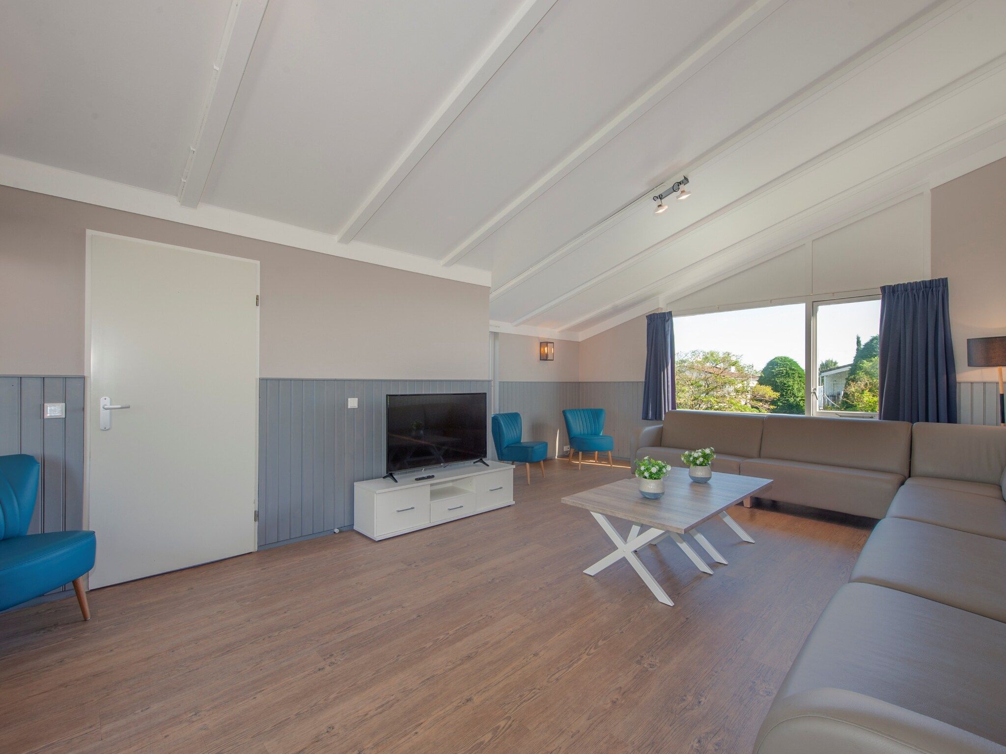 De woonkamer van Roompot Beach Resort 11 in Kamperland