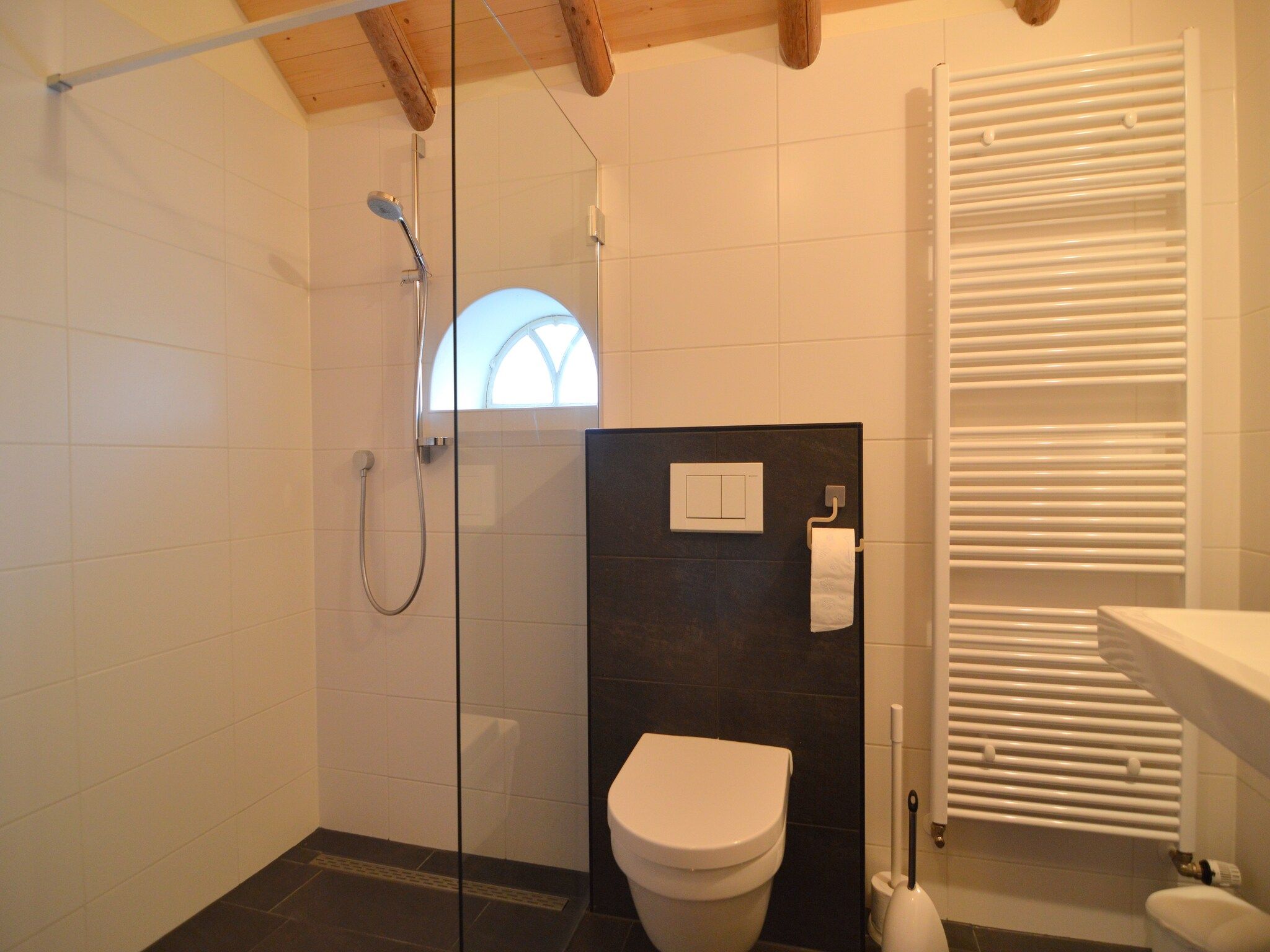 De badkamer van Broodkast in Geesteren