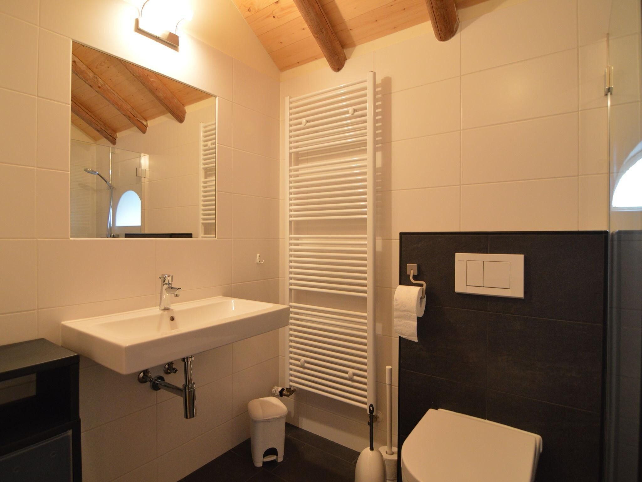 De badkamer van Broodkast in Geesteren