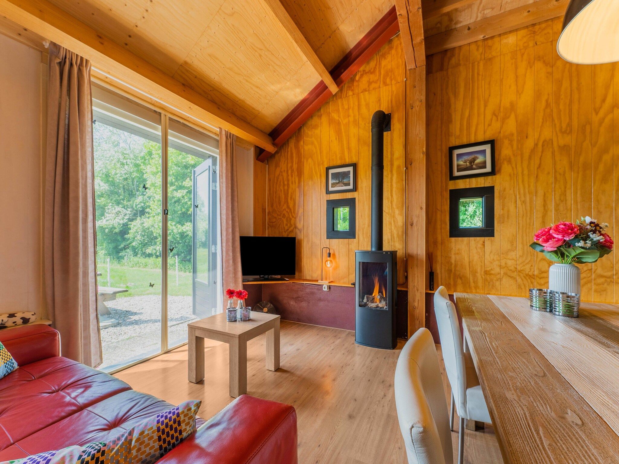 De woonkamer van Natuurhuis Dichtbij in Beilen