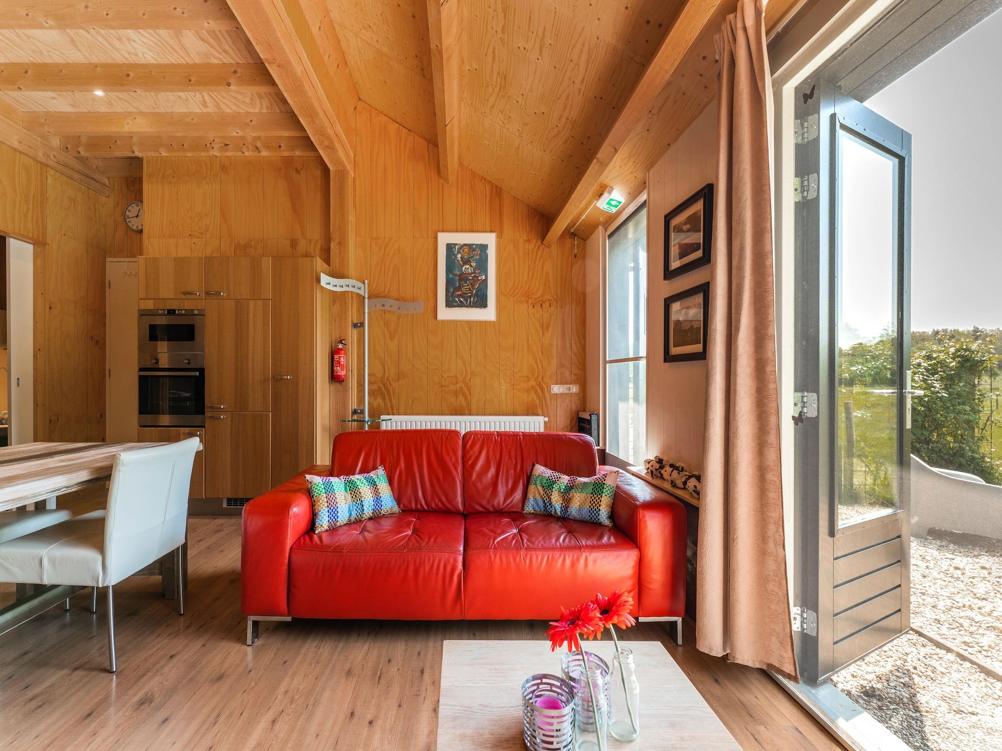 De woonkamer van Natuurhuis Dichtbij in Beilen