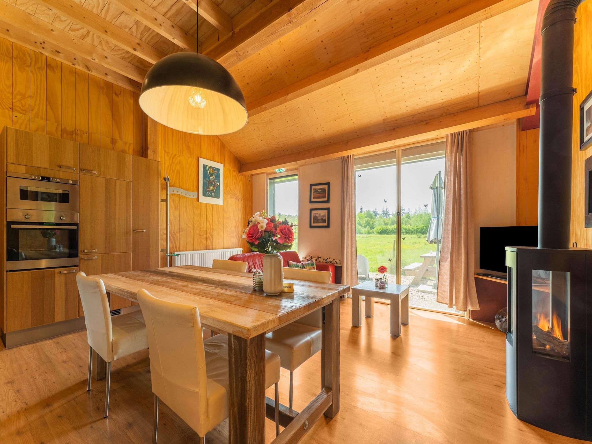 De eetkamer van Natuurhuis Dichtbij in Beilen