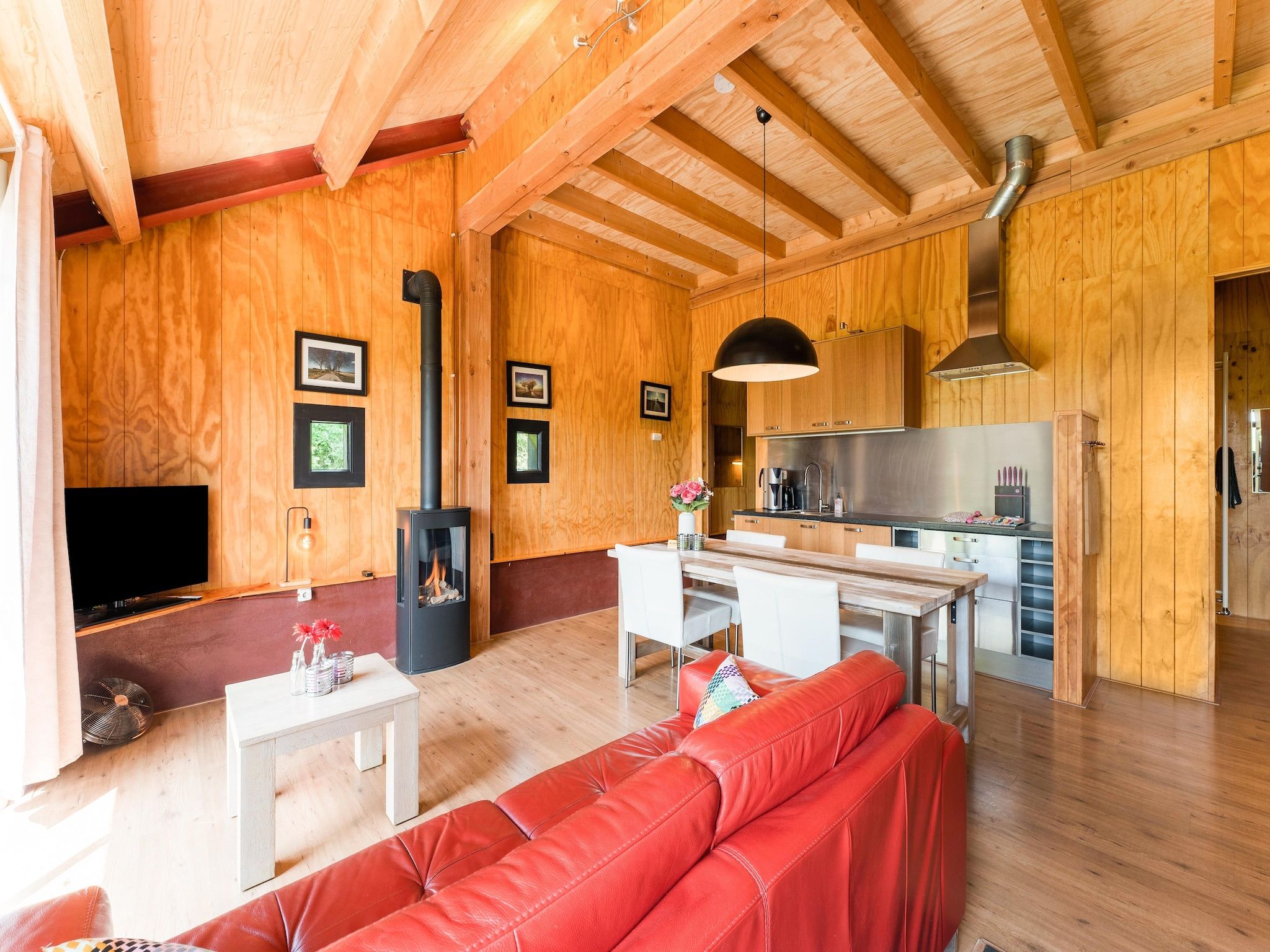 De woonkamer van Natuurhuis Dichtbij in Beilen