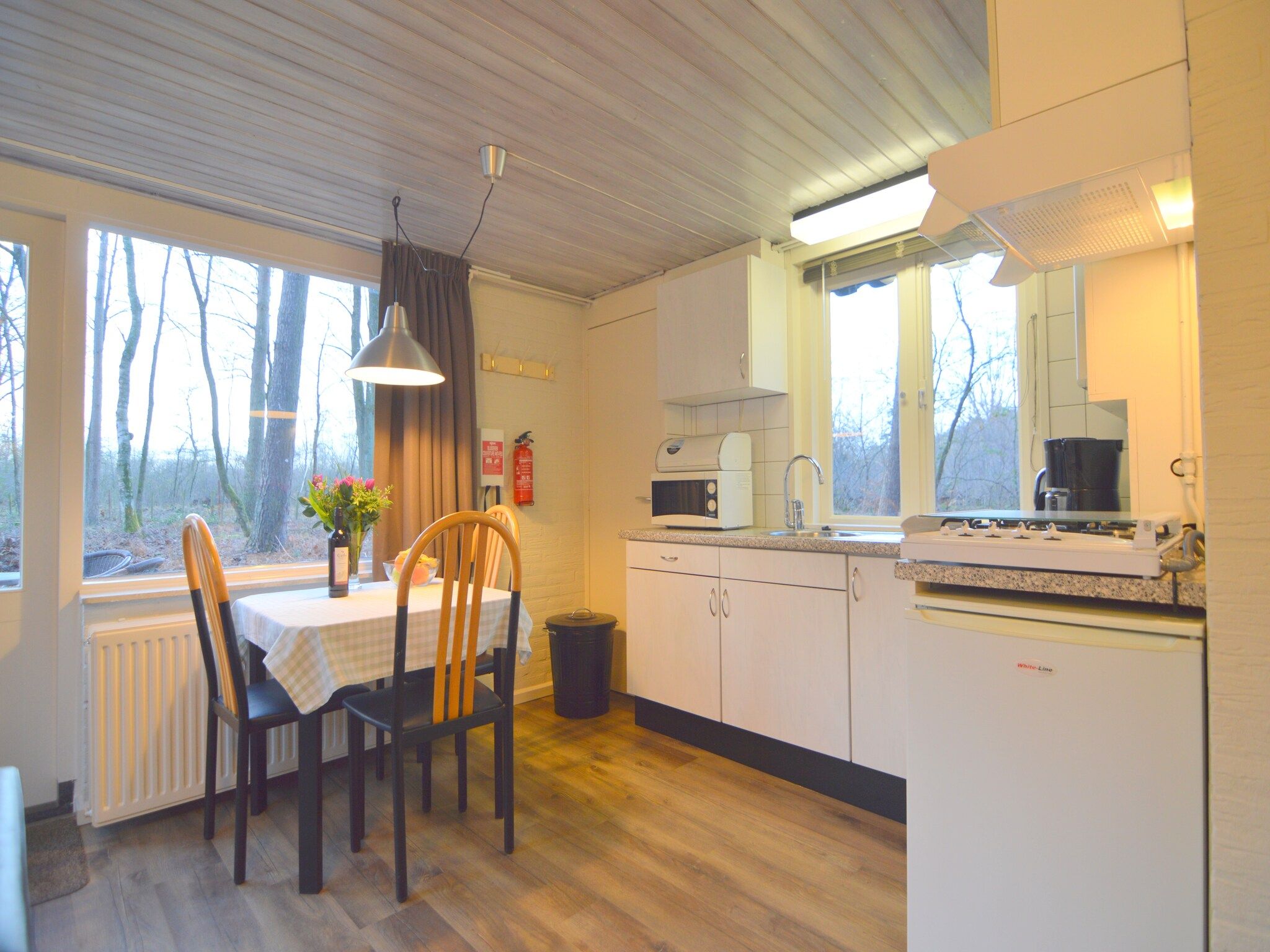 De eetkamer van Bungalow 27 in Stramproy