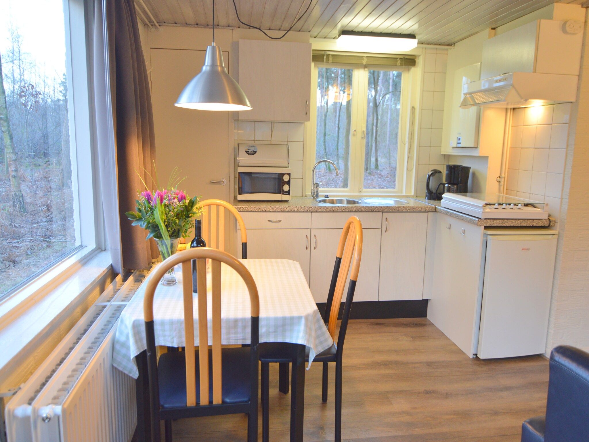 De eetkamer van Bungalow 27 in Stramproy