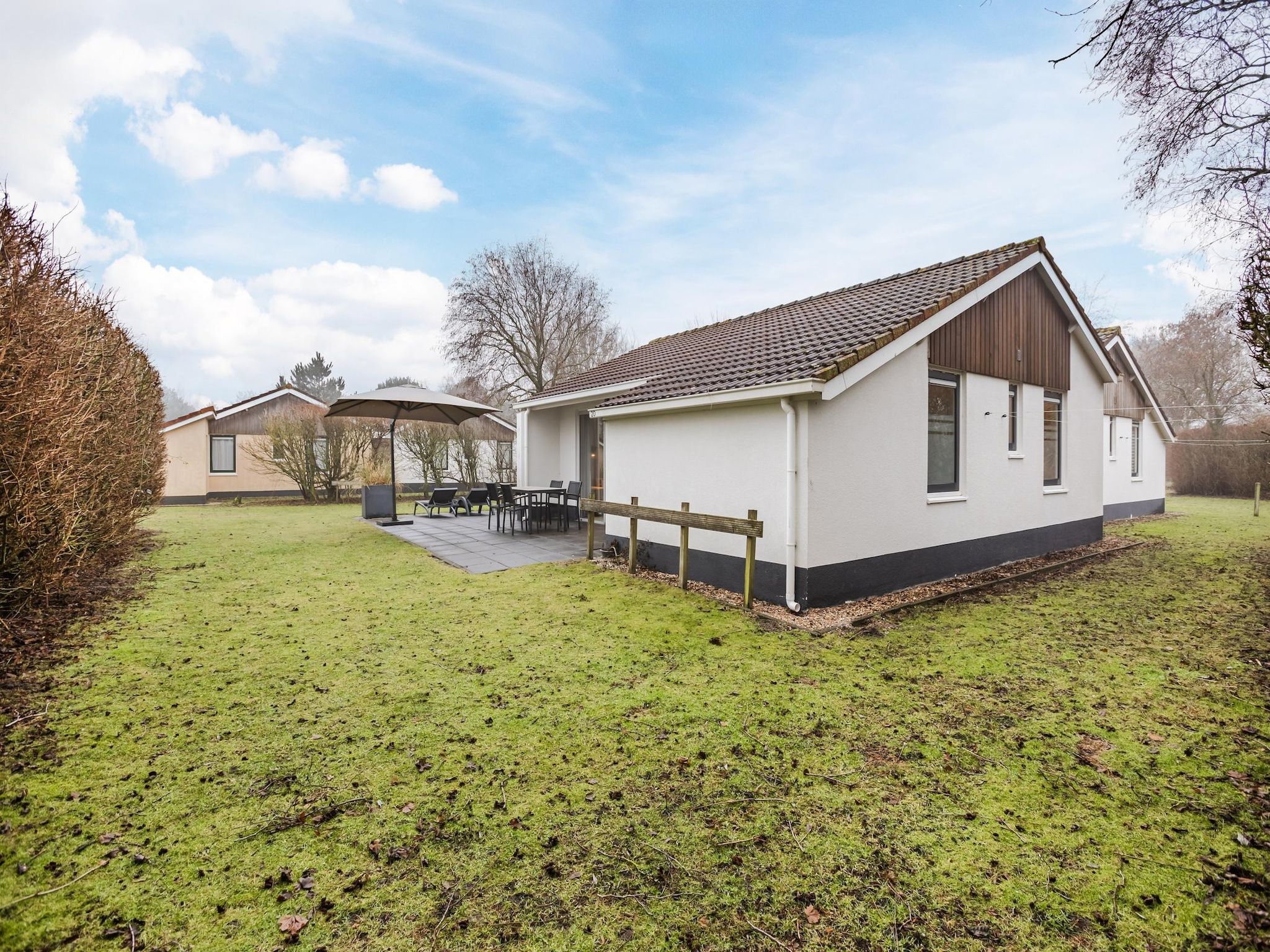 De buitenkant van Boomhiemke Duinbungalow 4 in Hollum