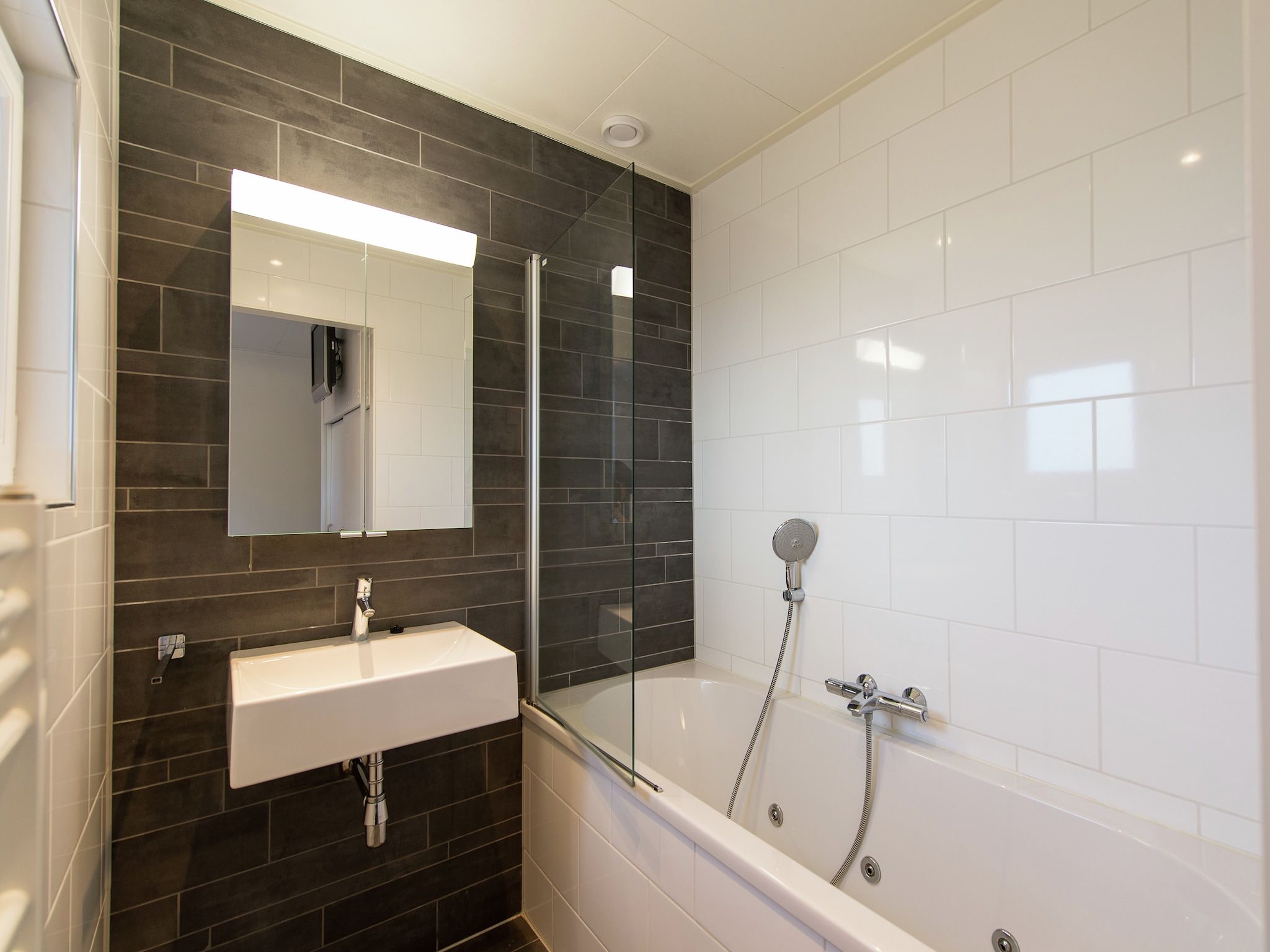 De badkamer van Vakantiepark Boomhiemke 3 in Hollum