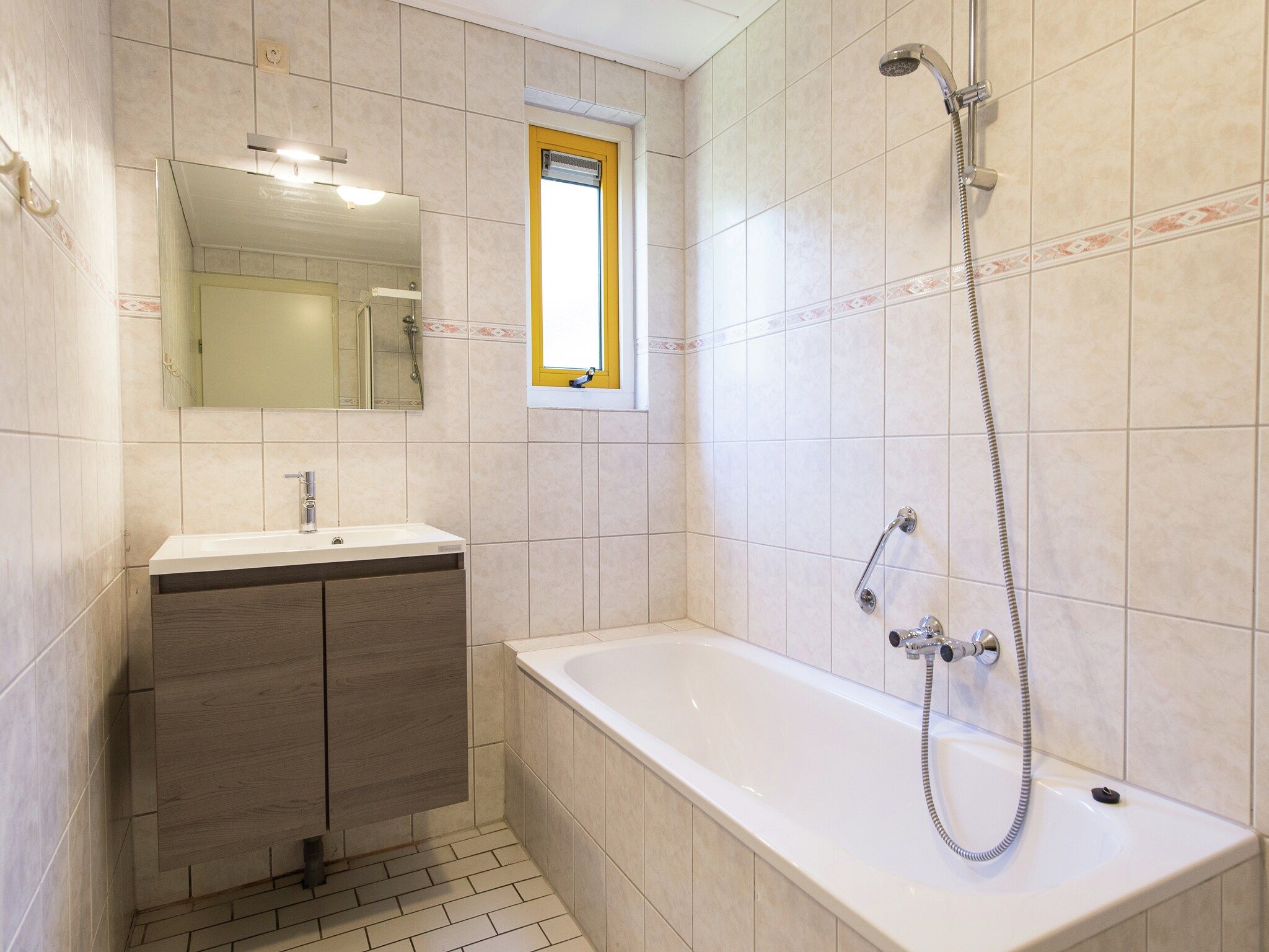 De badkamer van Vakantiepark Boomhiemke 9 in Hollum