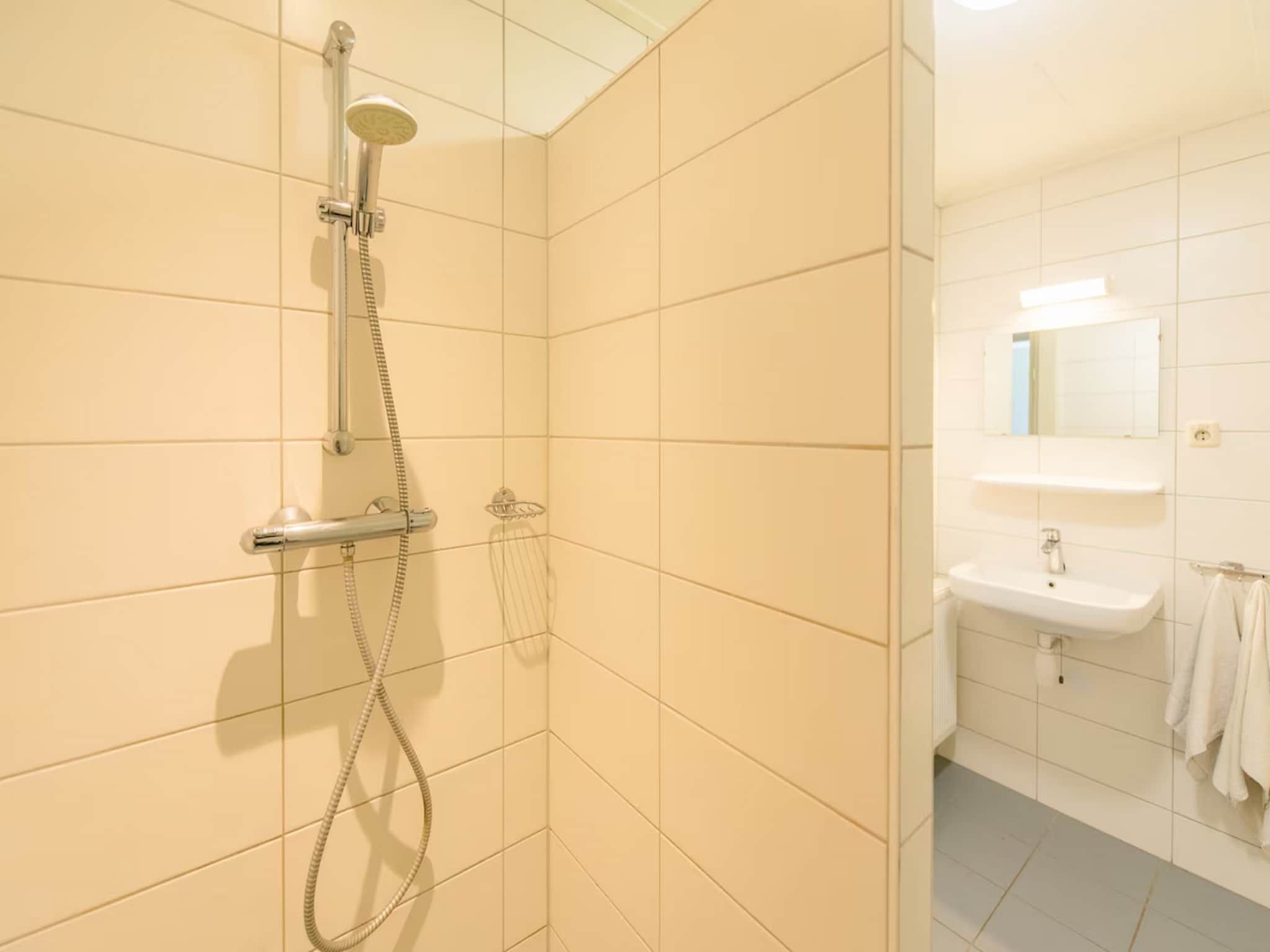 De badkamer van Vakantiepark Boomhiemke 1 in Hollum