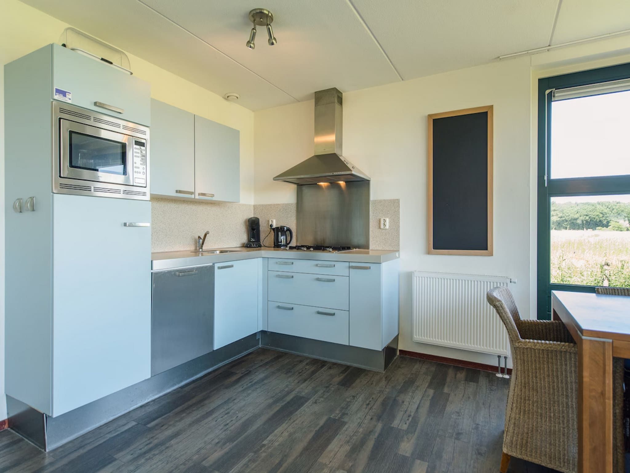 De keuken van Vakantiepark Boomhiemke 1 in Hollum