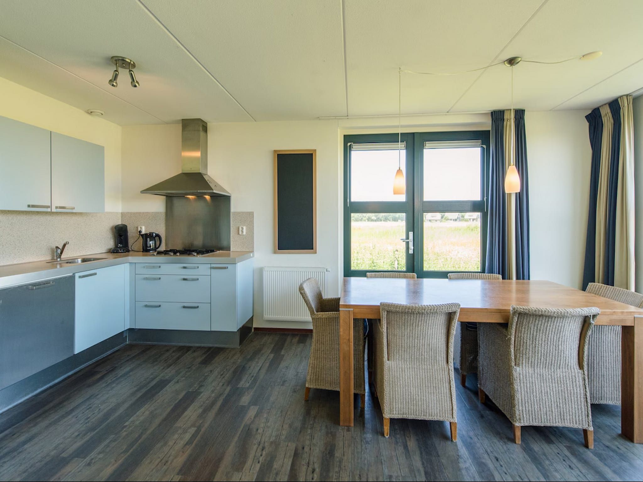 De eetkamer van Vakantiepark Boomhiemke 1 in Hollum