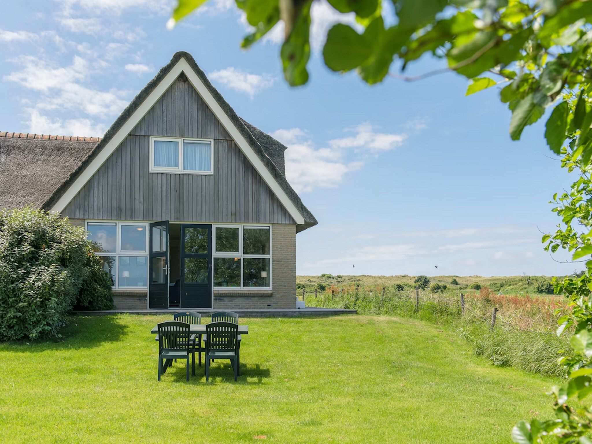 De buitenkant van Vakantiepark Boomhiemke 1 in Hollum