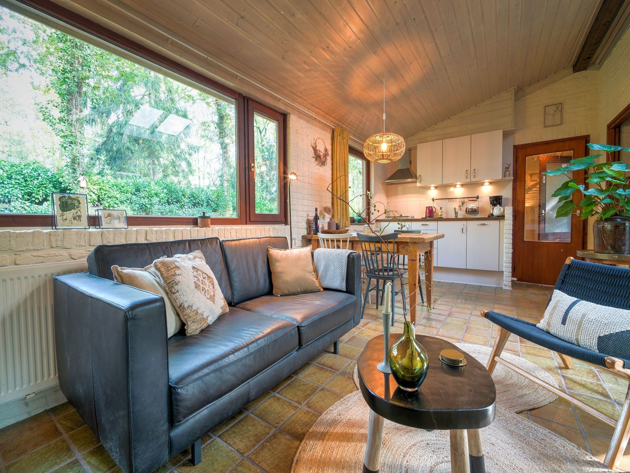 De woonkamer van The Forest Cottage in Zorgvlied