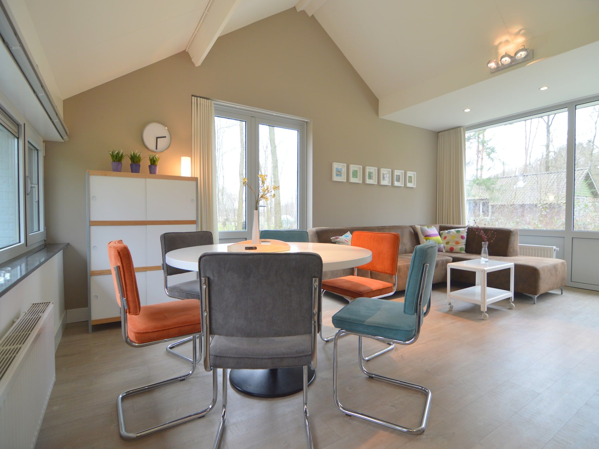 De eetkamer van Bungalow 5 in Stramproy