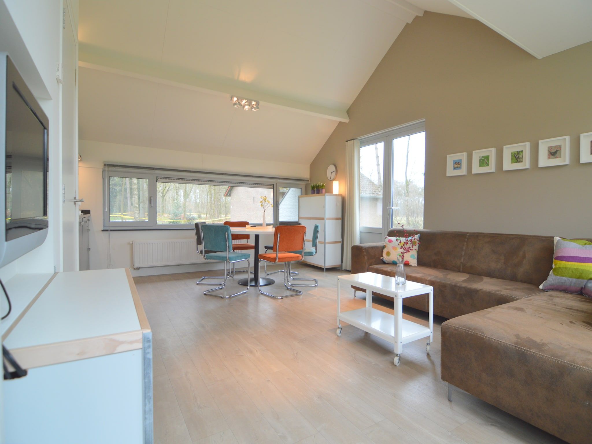 De woonkamer van Bungalow 5 in Stramproy