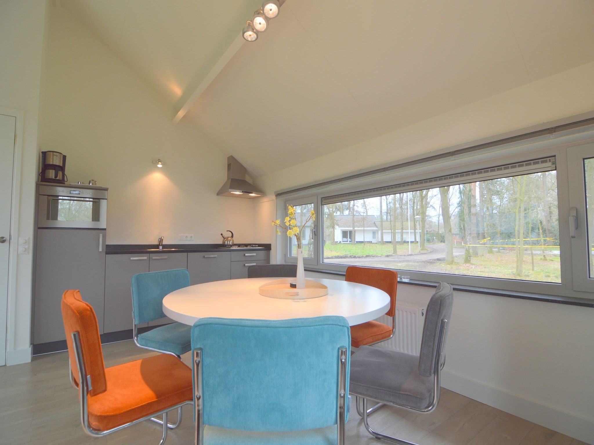 De eetkamer van Bungalow 5 in Stramproy