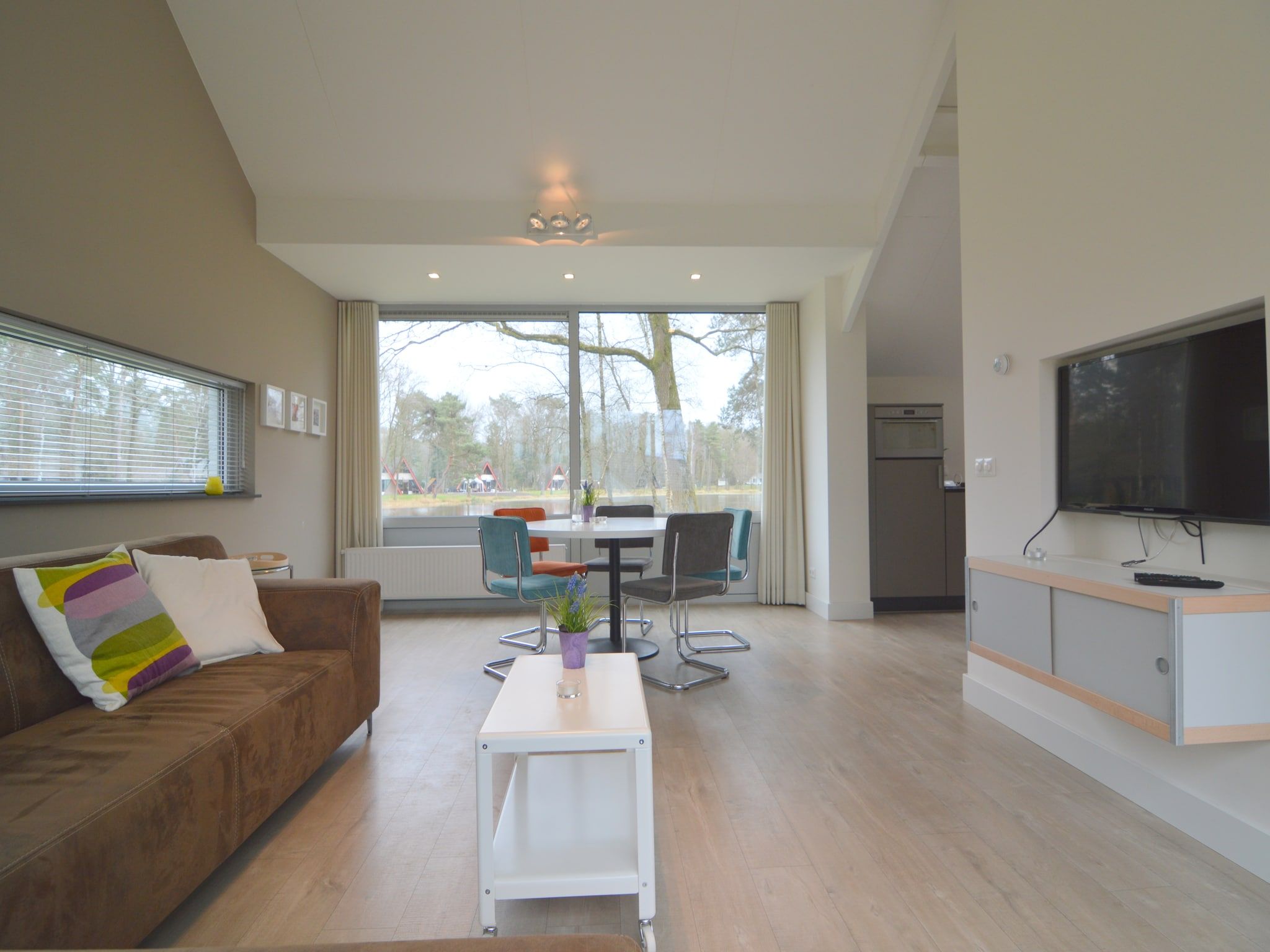 De eetkamer van Bungalow 4 in Stramproy