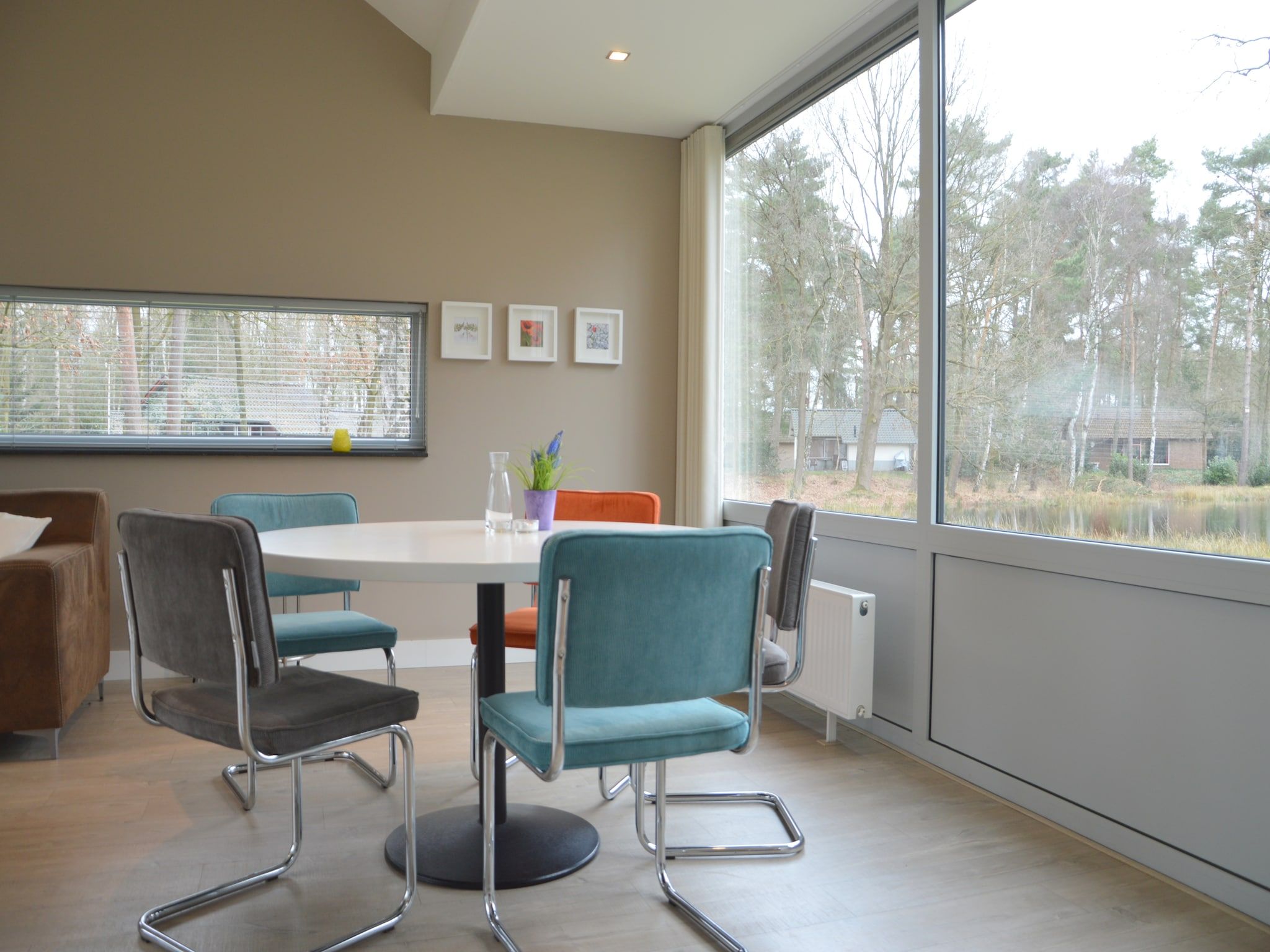 De eetkamer van Bungalow 4 in Stramproy