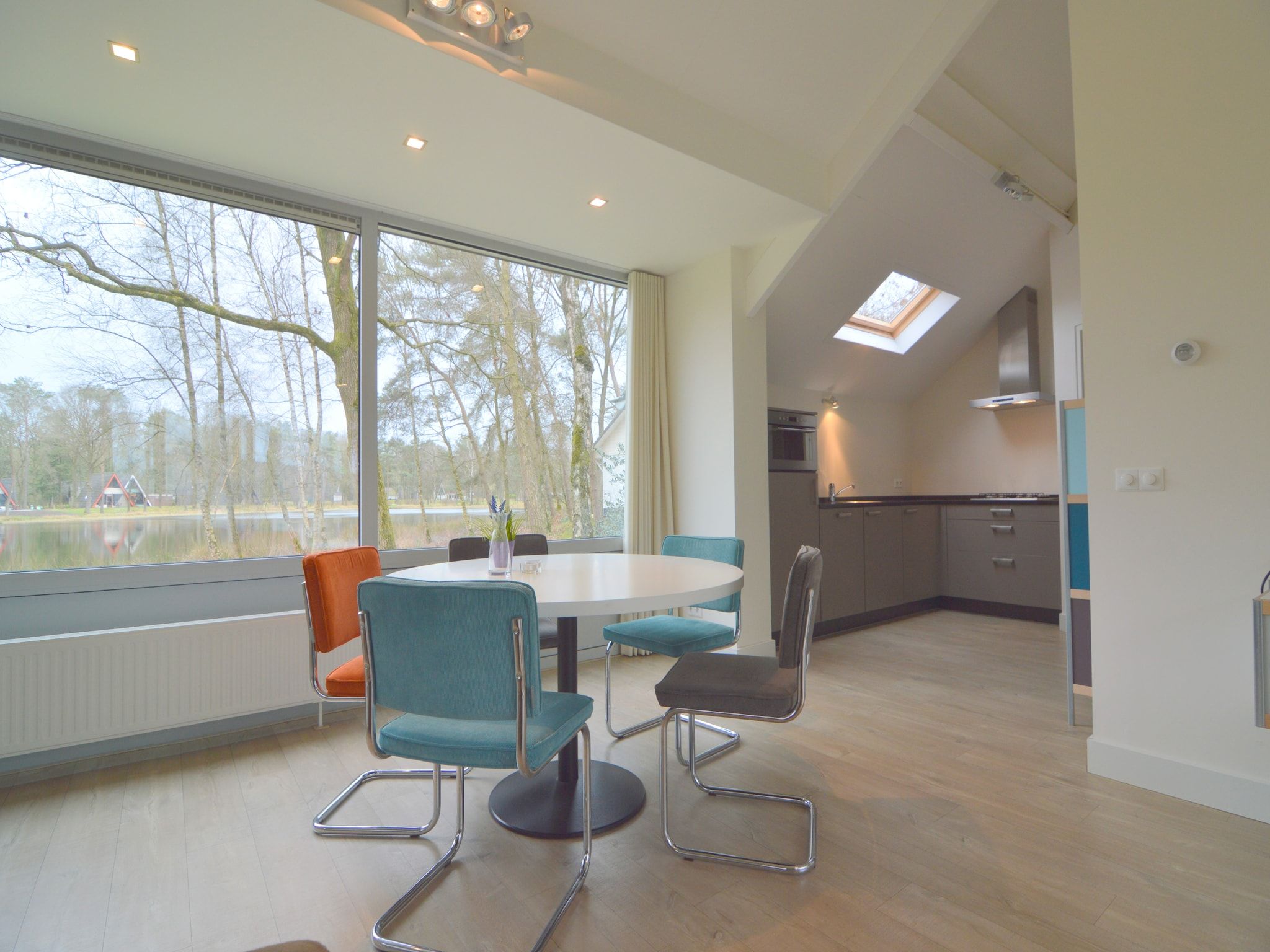 De eetkamer van Bungalow 4 in Stramproy