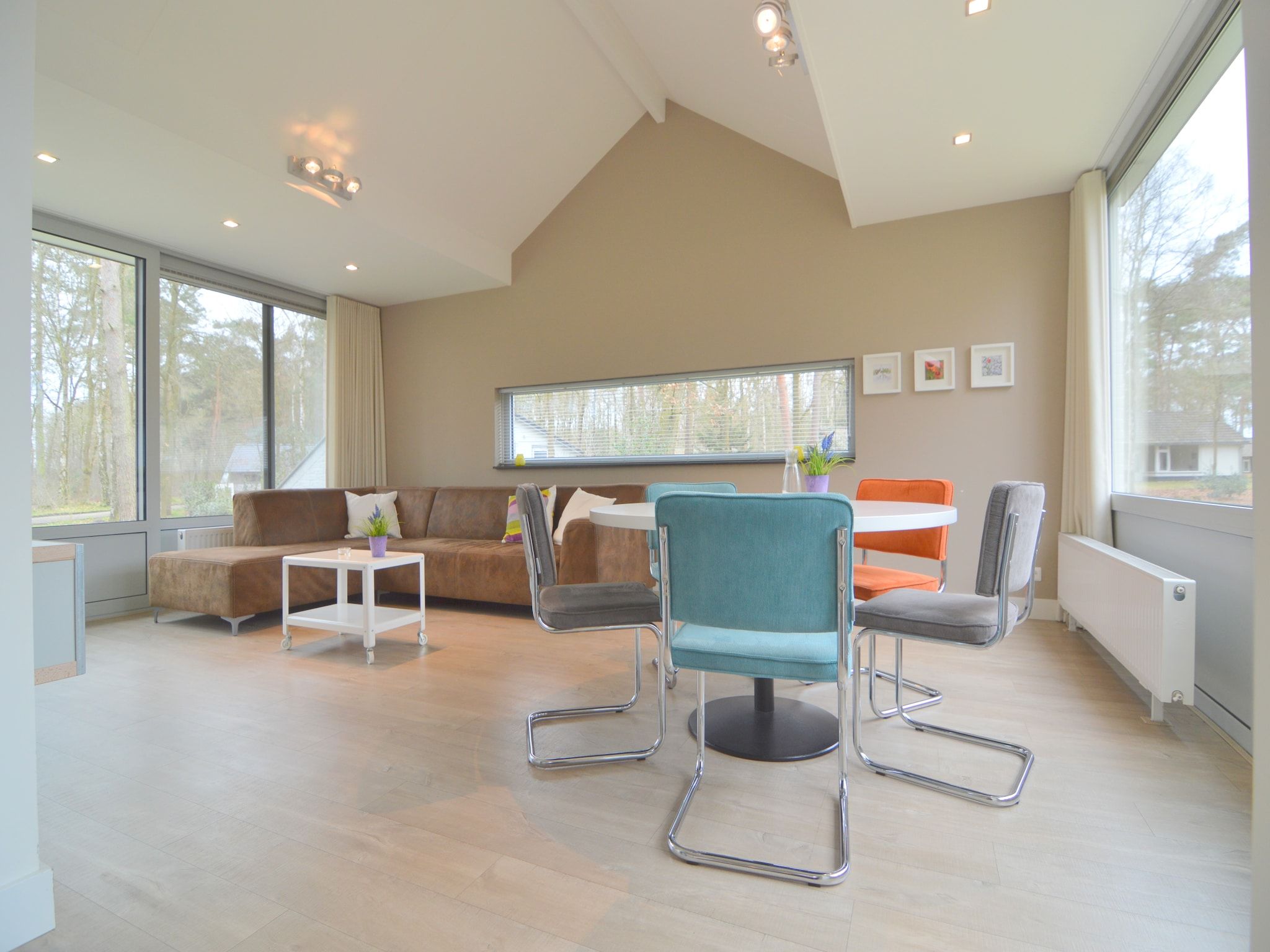 De eetkamer van Bungalow 4 in Stramproy