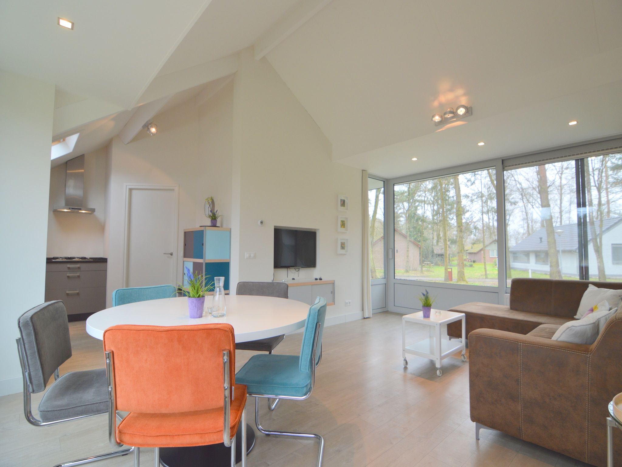 De eetkamer van Bungalow 4 in Stramproy