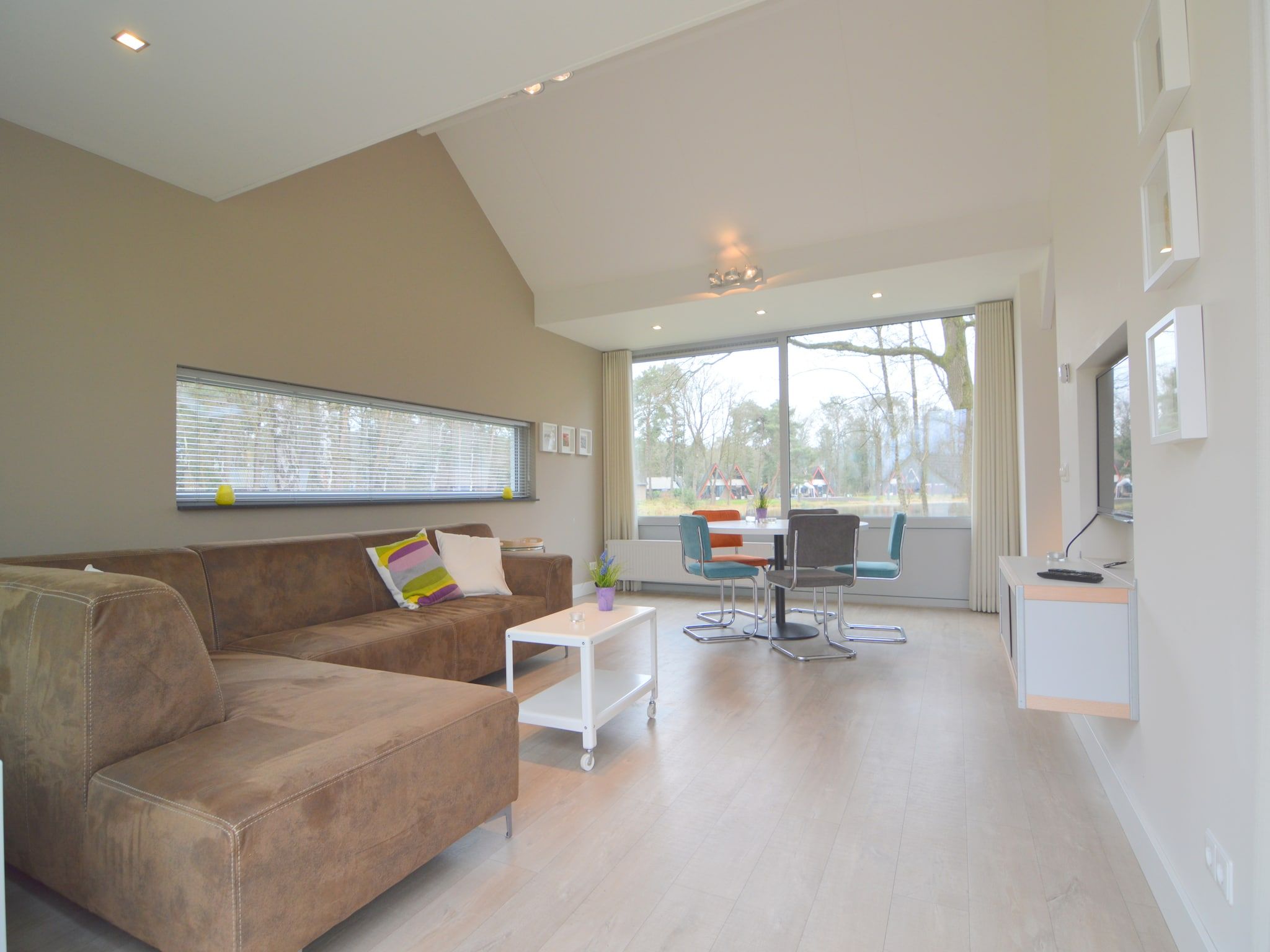 De woonkamer van Bungalow 4 in Stramproy