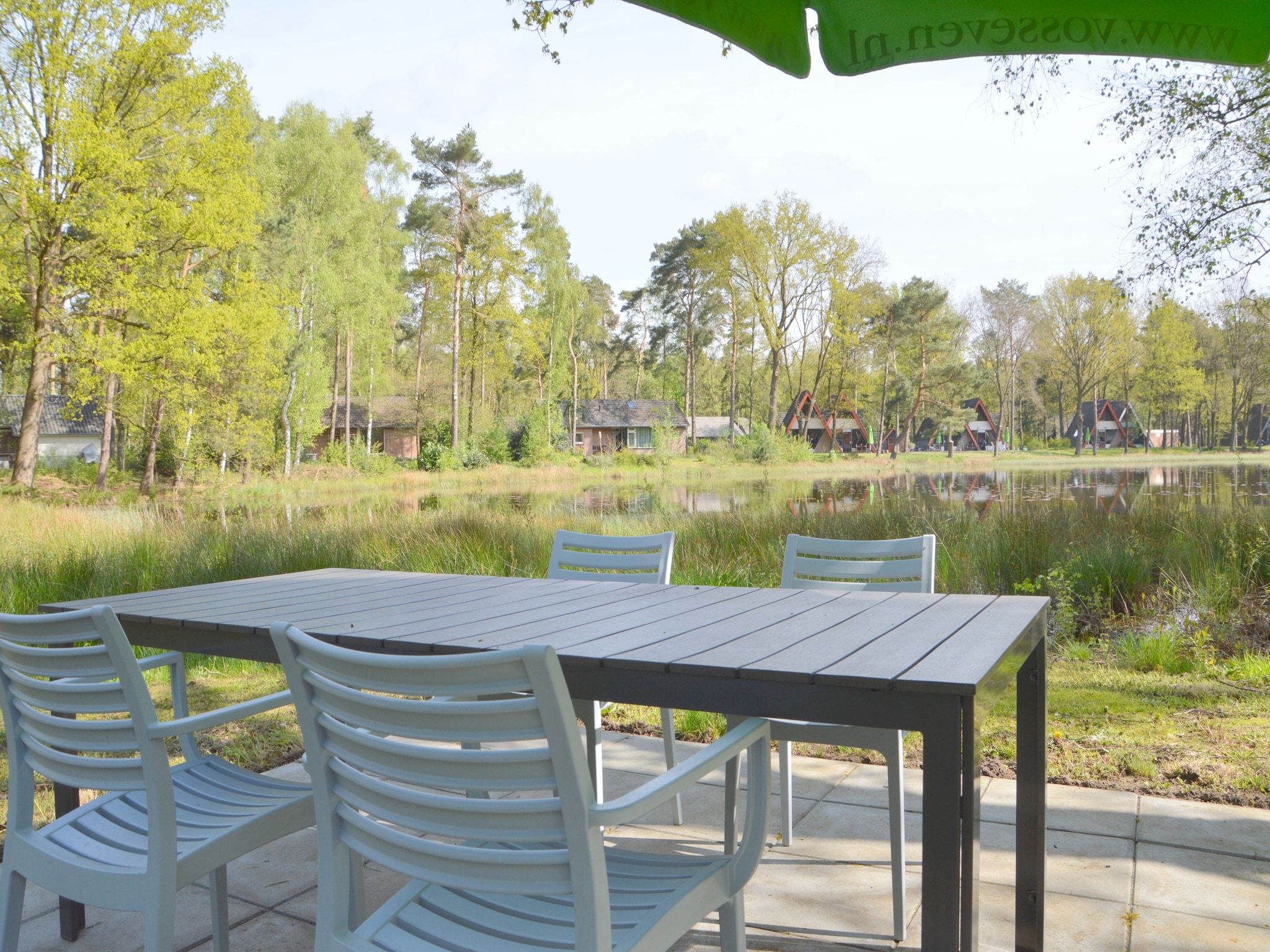 Het terras van Bungalow 4 in Stramproy