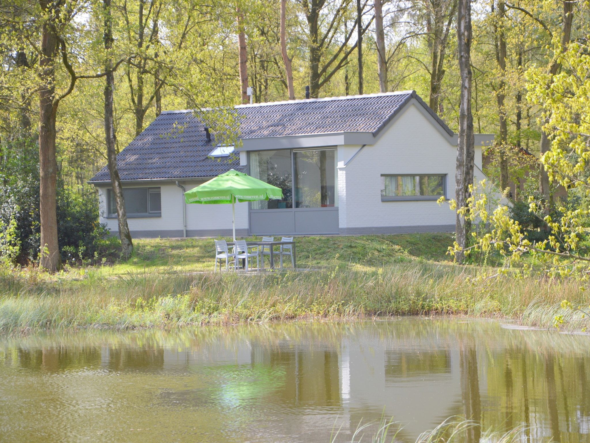 De buitenkant van Bungalow 4 in Stramproy