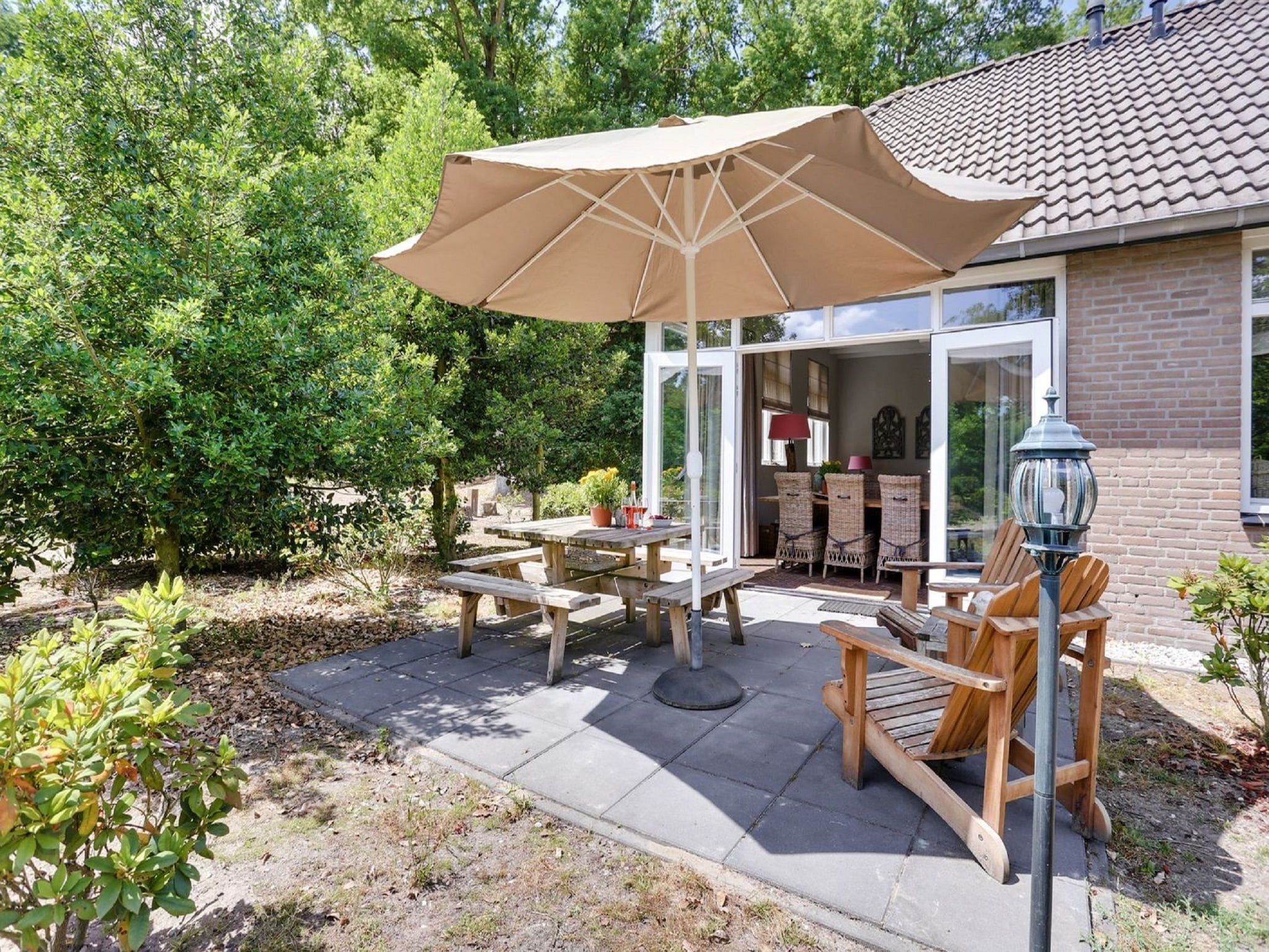 Het terras van Vakantiepark Sandberghe 1 in Uden