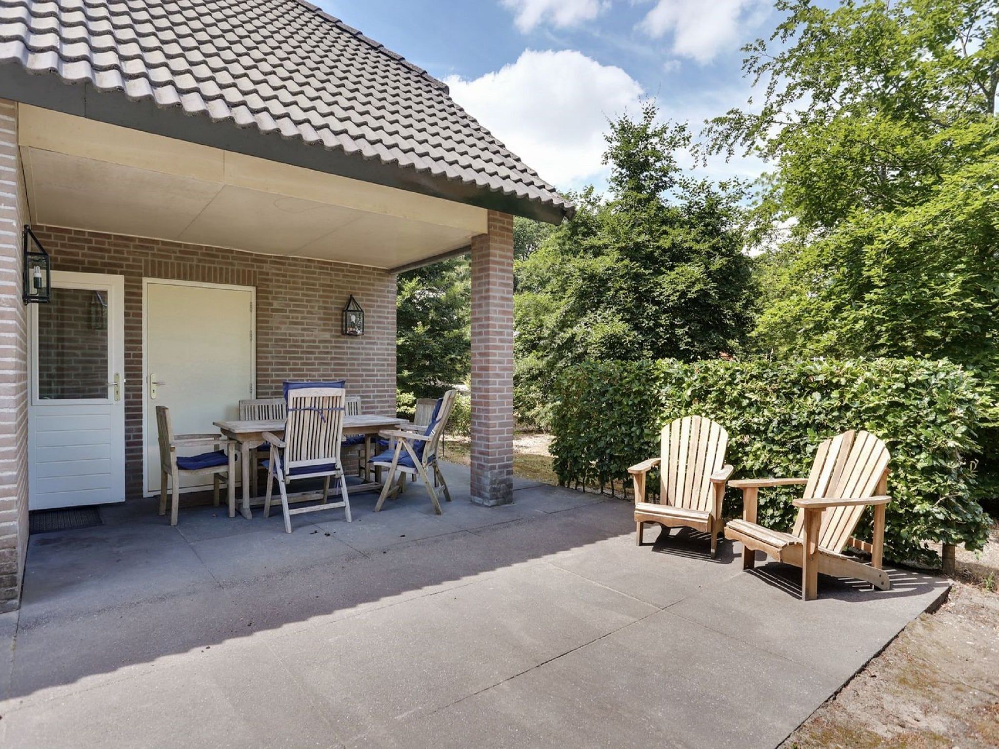 Het terras van Vakantiepark Sandberghe 2 in Uden