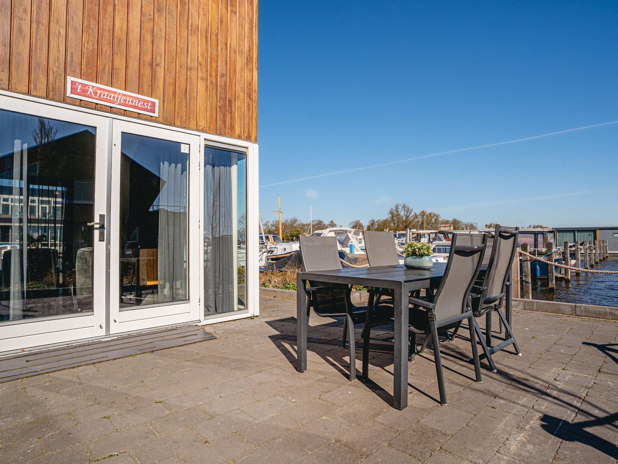 Het terras van Waterpark de Meerparel 2 in Uitgeest