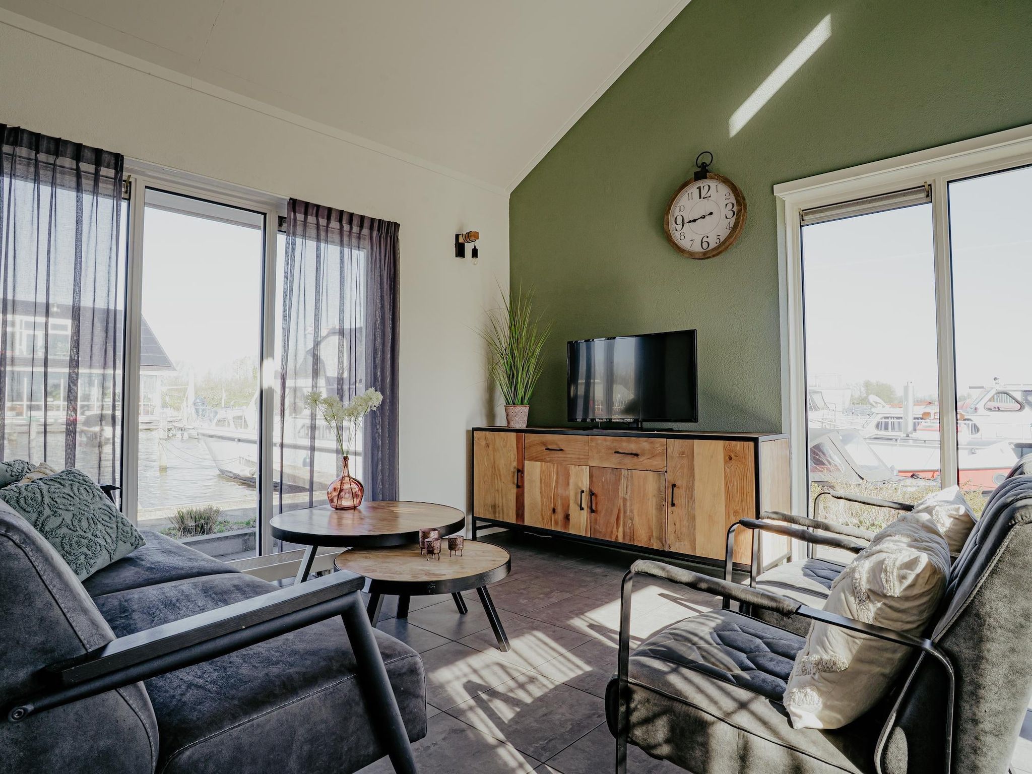 De woonkamer van Waterpark de Meerparel 2 in Uitgeest