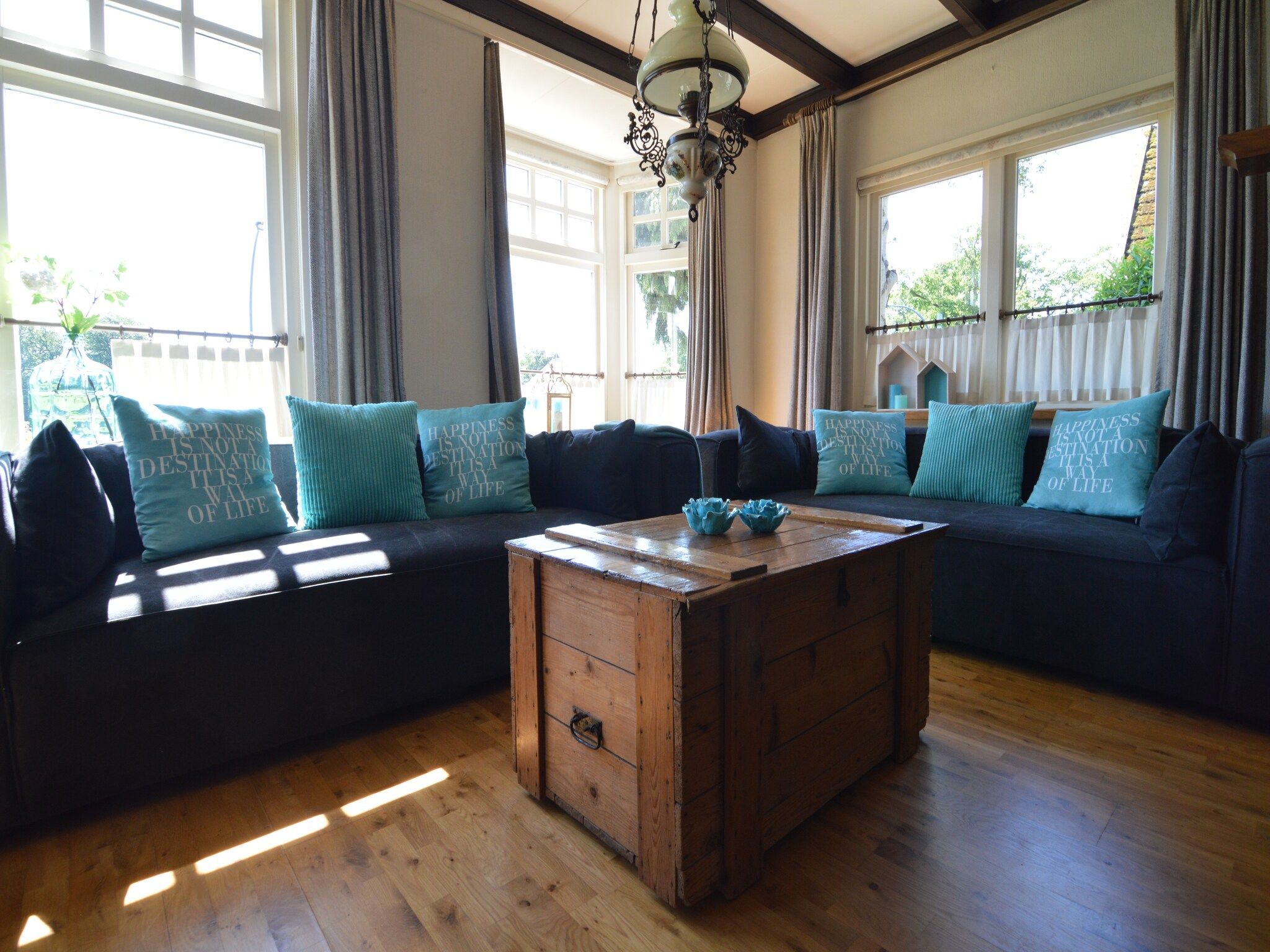 De woonkamer van Little White Cottage in Nijeberkoop