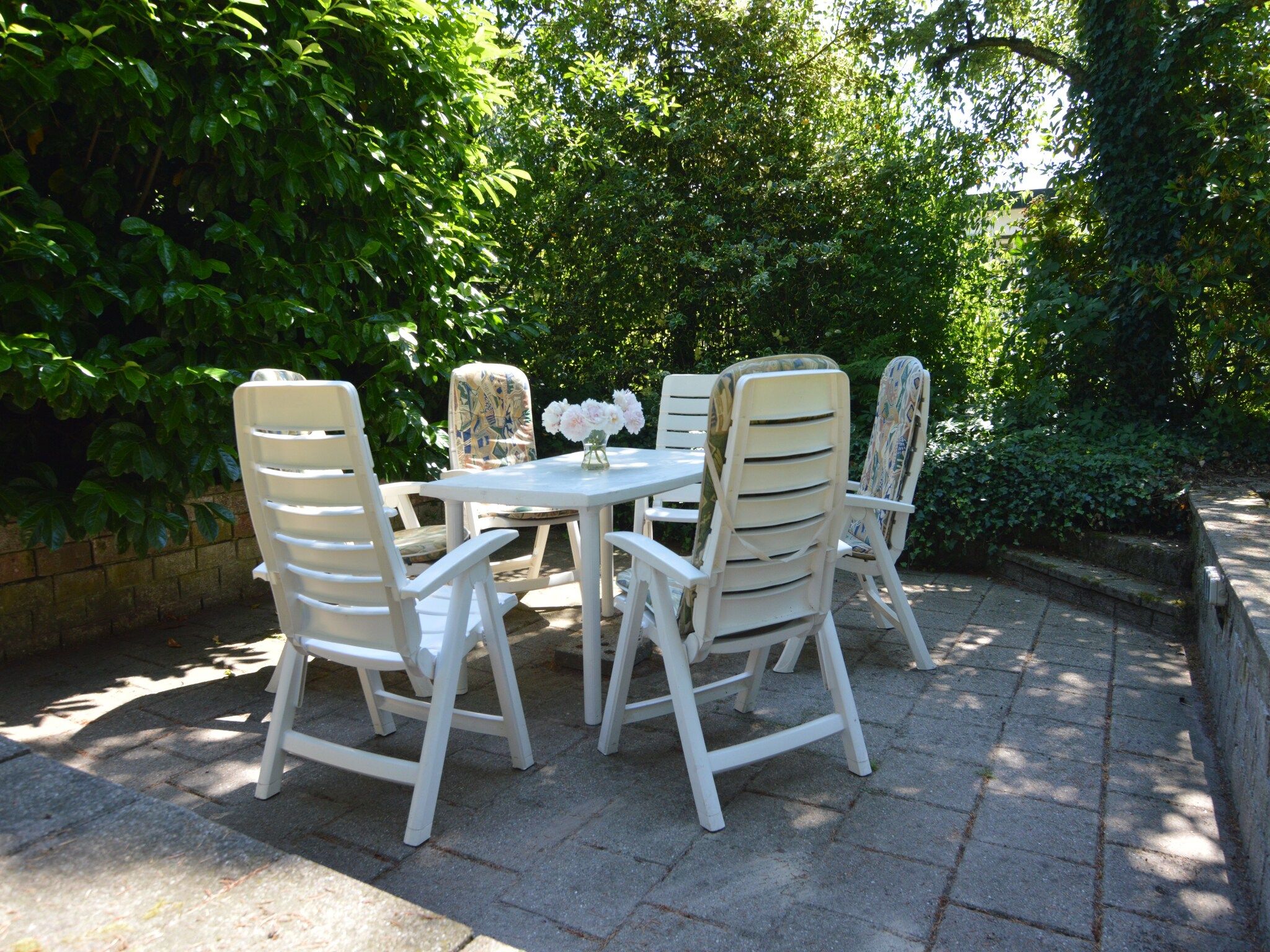Het terras van Little White Cottage in Nijeberkoop