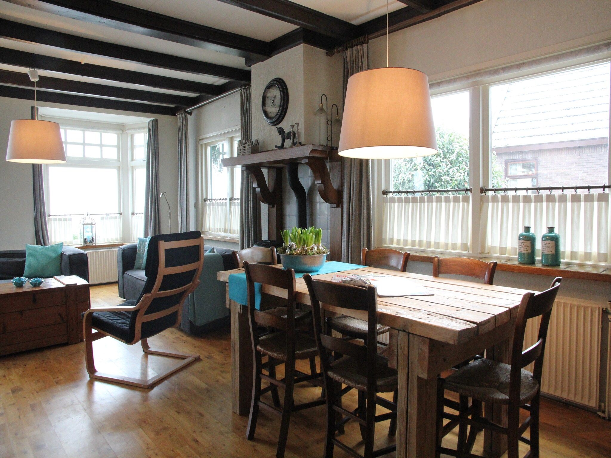 De woonkamer van Little White Cottage in Nijeberkoop