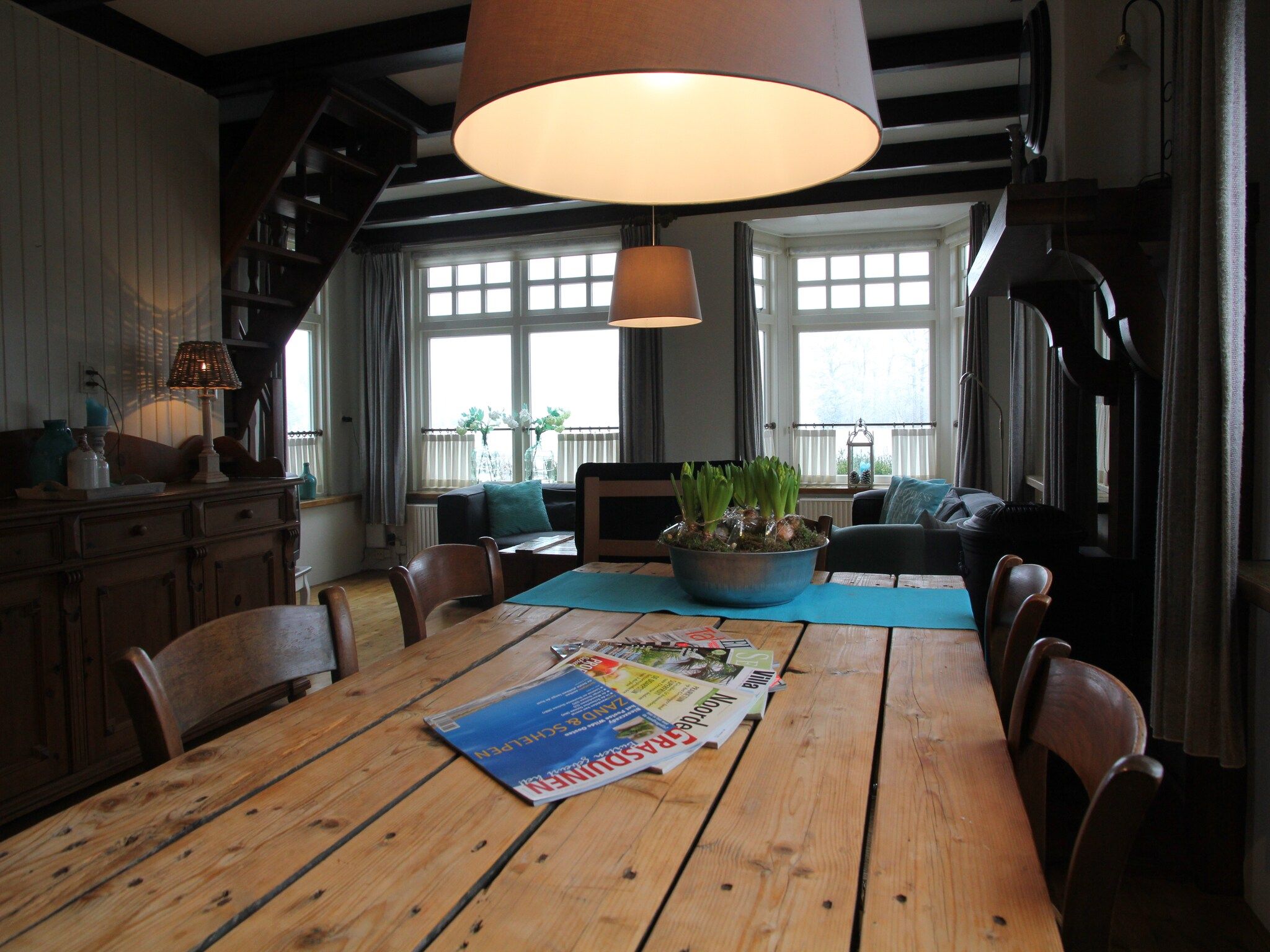 De woonkamer van Little White Cottage in Nijeberkoop