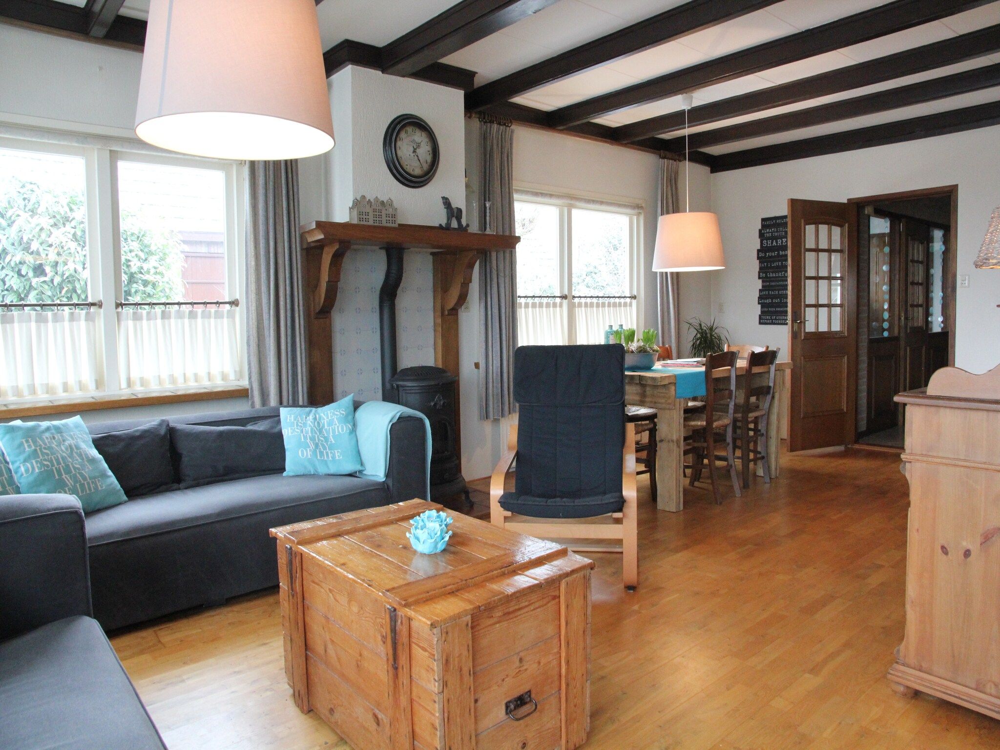 De woonkamer van Little White Cottage in Nijeberkoop