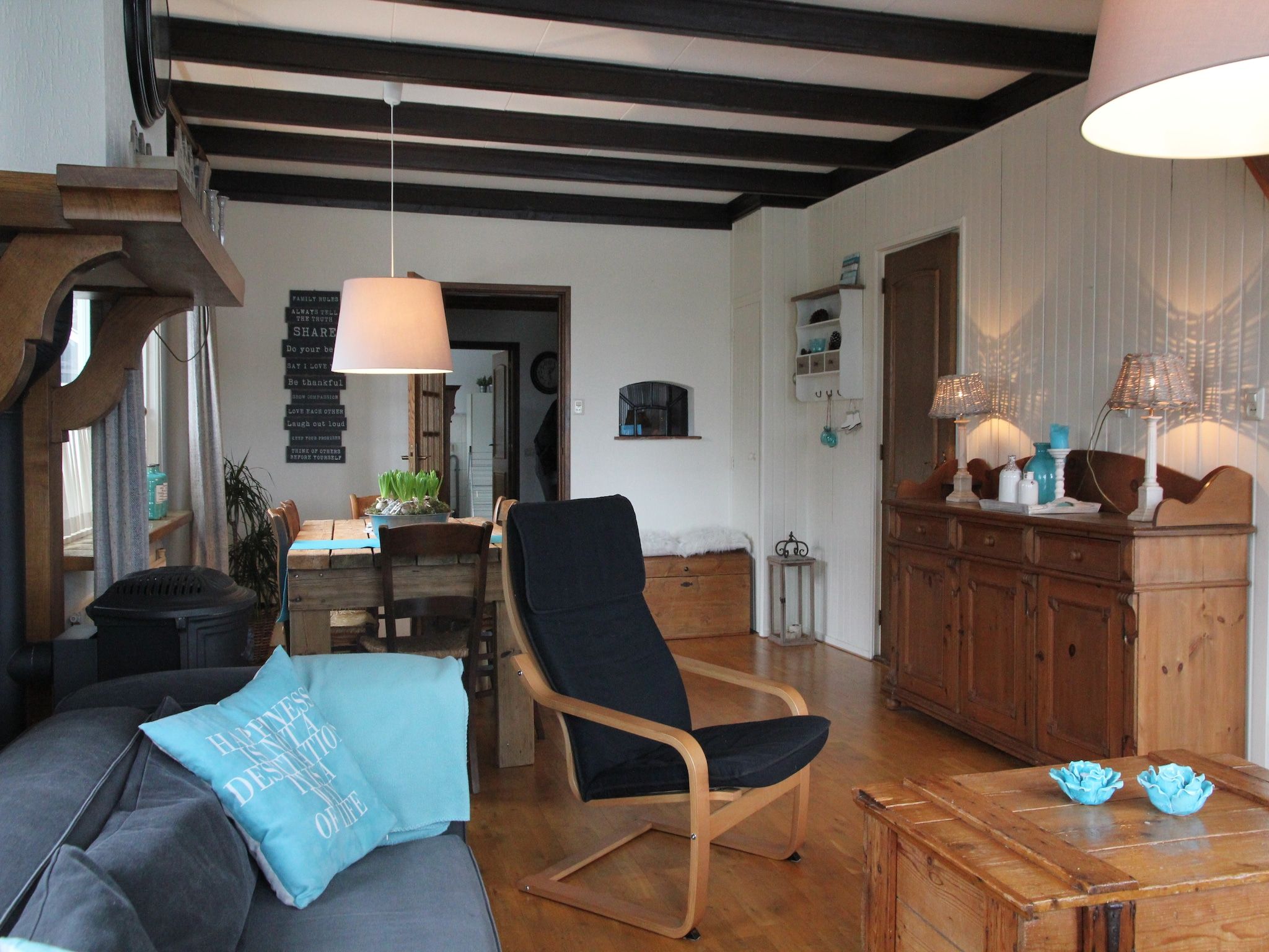 De woonkamer van Little White Cottage in Nijeberkoop