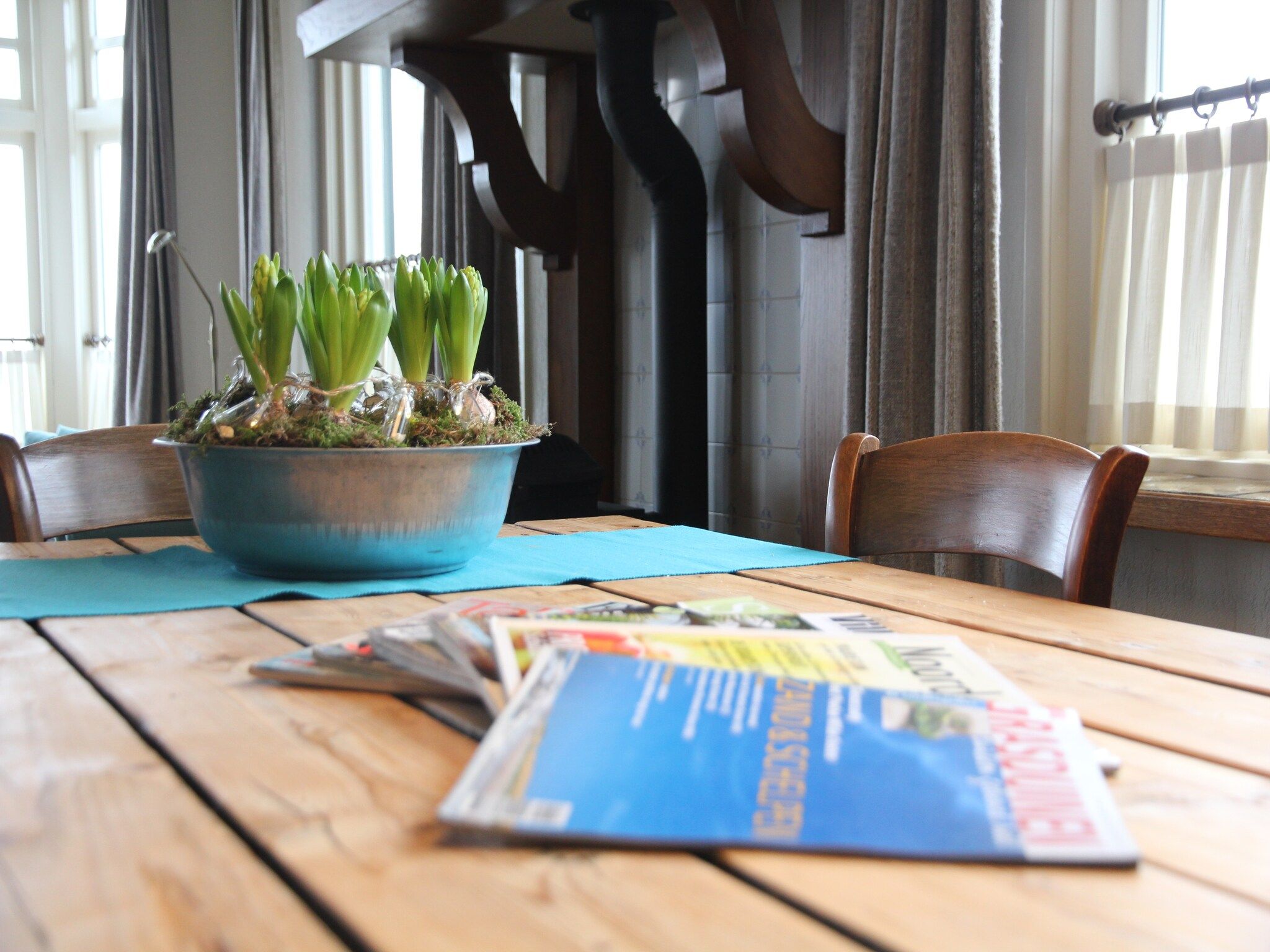 De woonkamer van Little White Cottage in Nijeberkoop