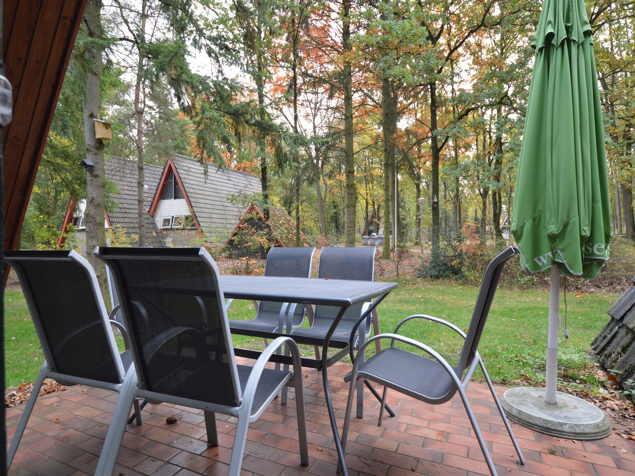 Het terras van Anjer Bungalow 61 in Stramproy