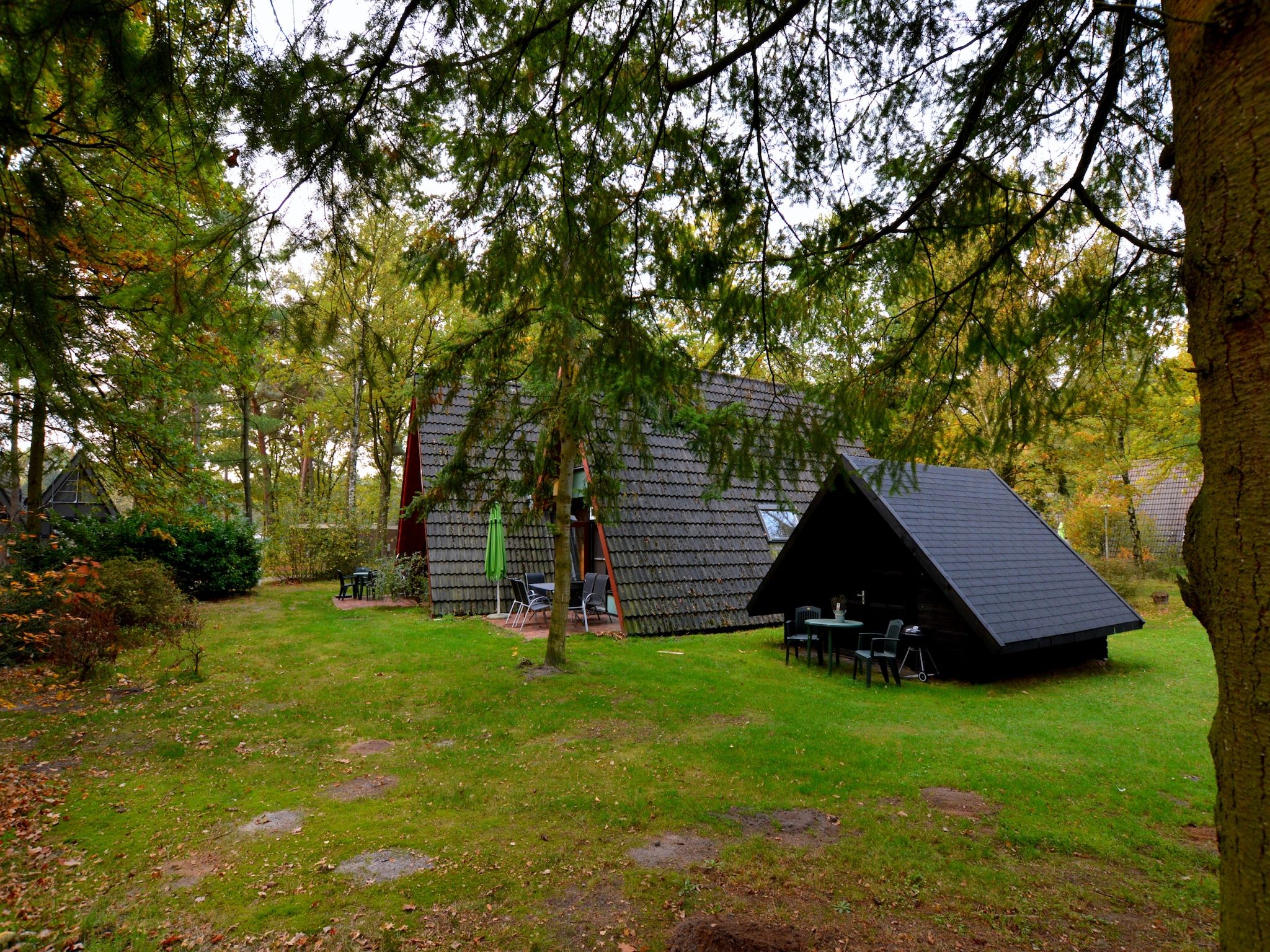 De buitenkant van Anjer Bungalow 61 in Stramproy